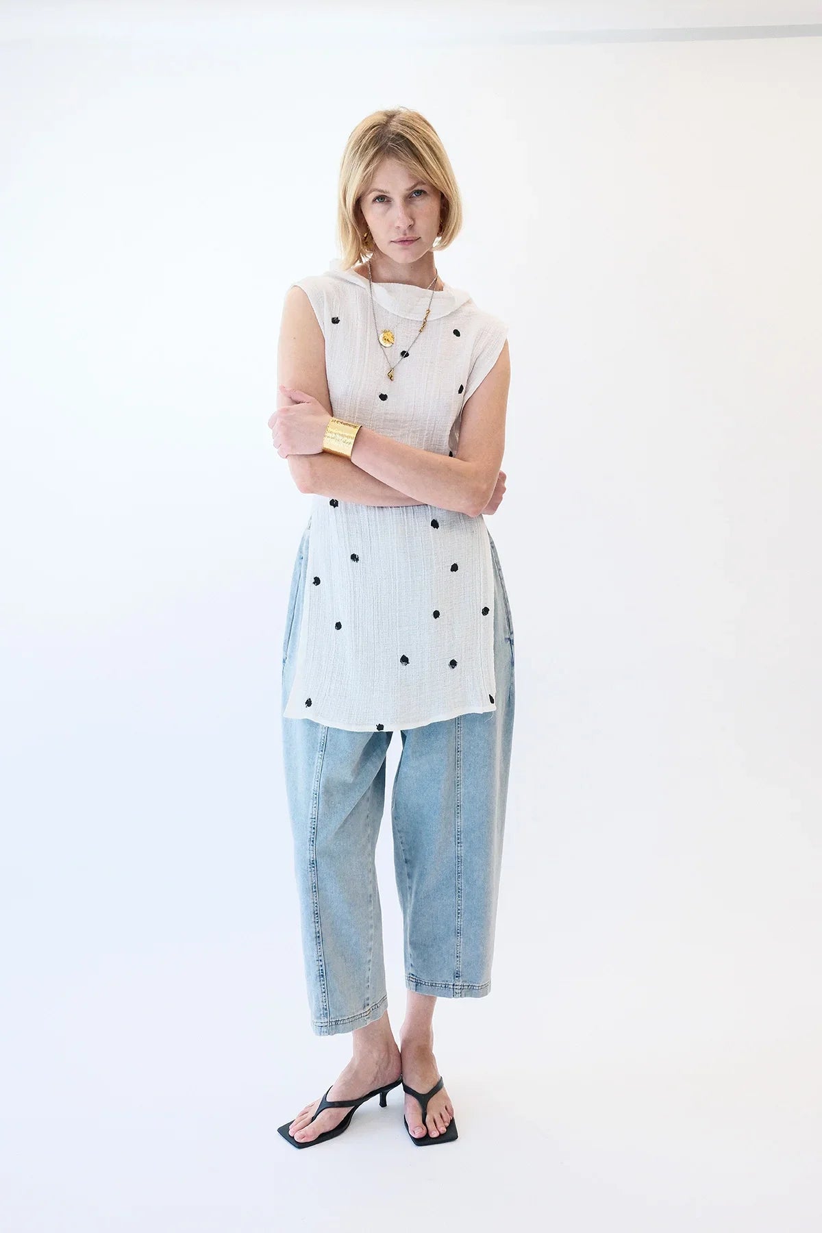 WHITE HIGH COLLAR SLEEVELESS BLOUSE