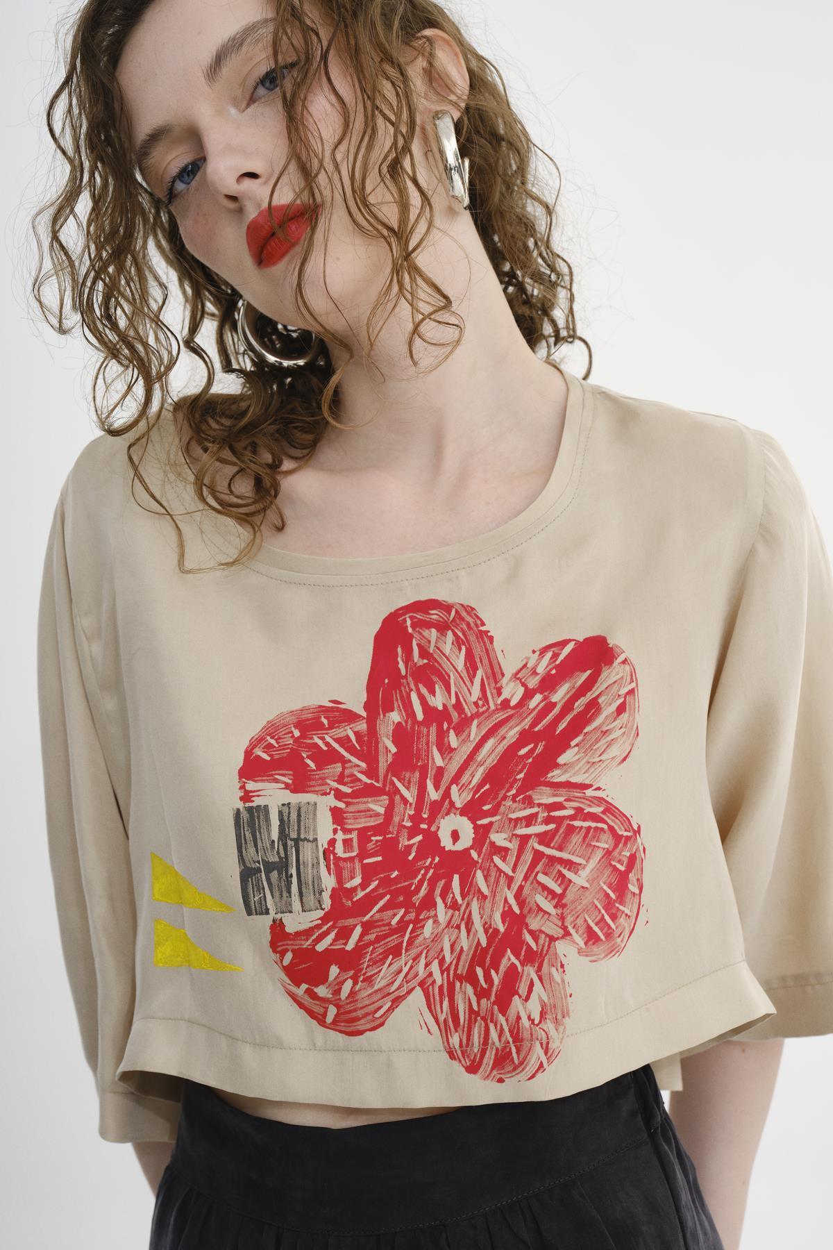 BEJ ÇİÇEK MOTİFLİ OVERSIZE CROP TOP - MİİN