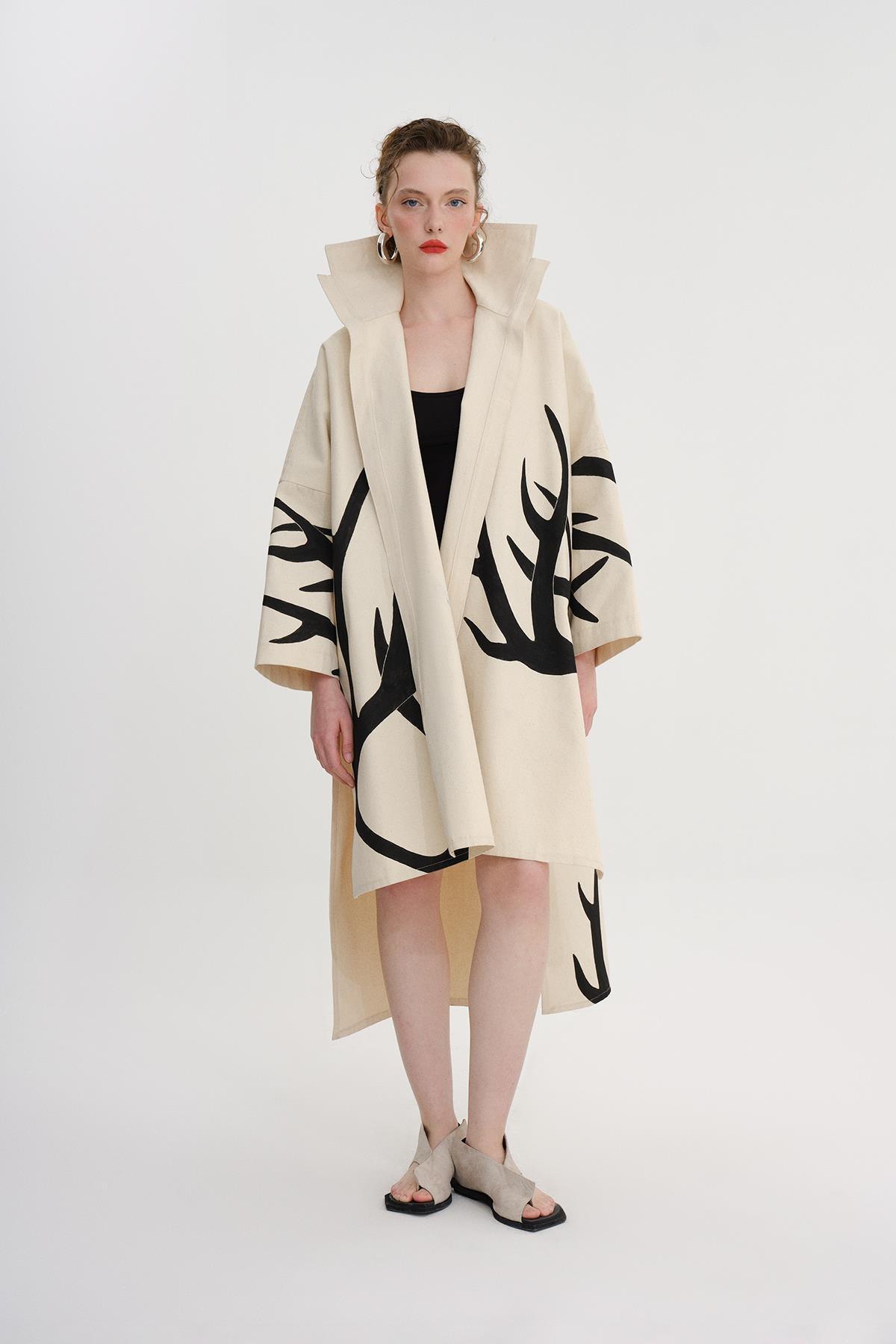 BEJ EL BOYAMASI GEYİK BOYNUZU DESENLİ MİDİ BOY UNISEX KAFTAN - MiiN