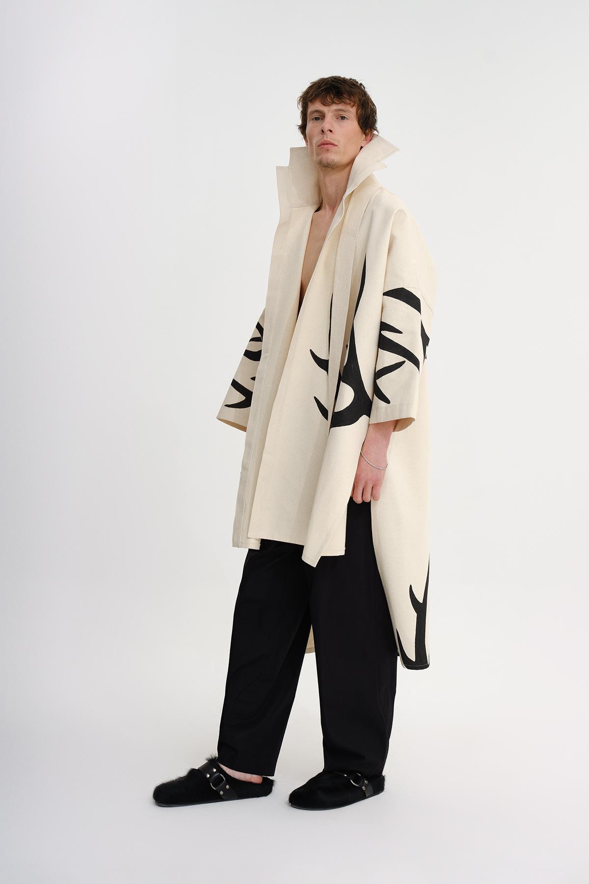 BEJ EL BOYAMASI GEYİK BOYNUZU DESENLİ MİDİ BOY UNISEX KAFTAN - MiiN