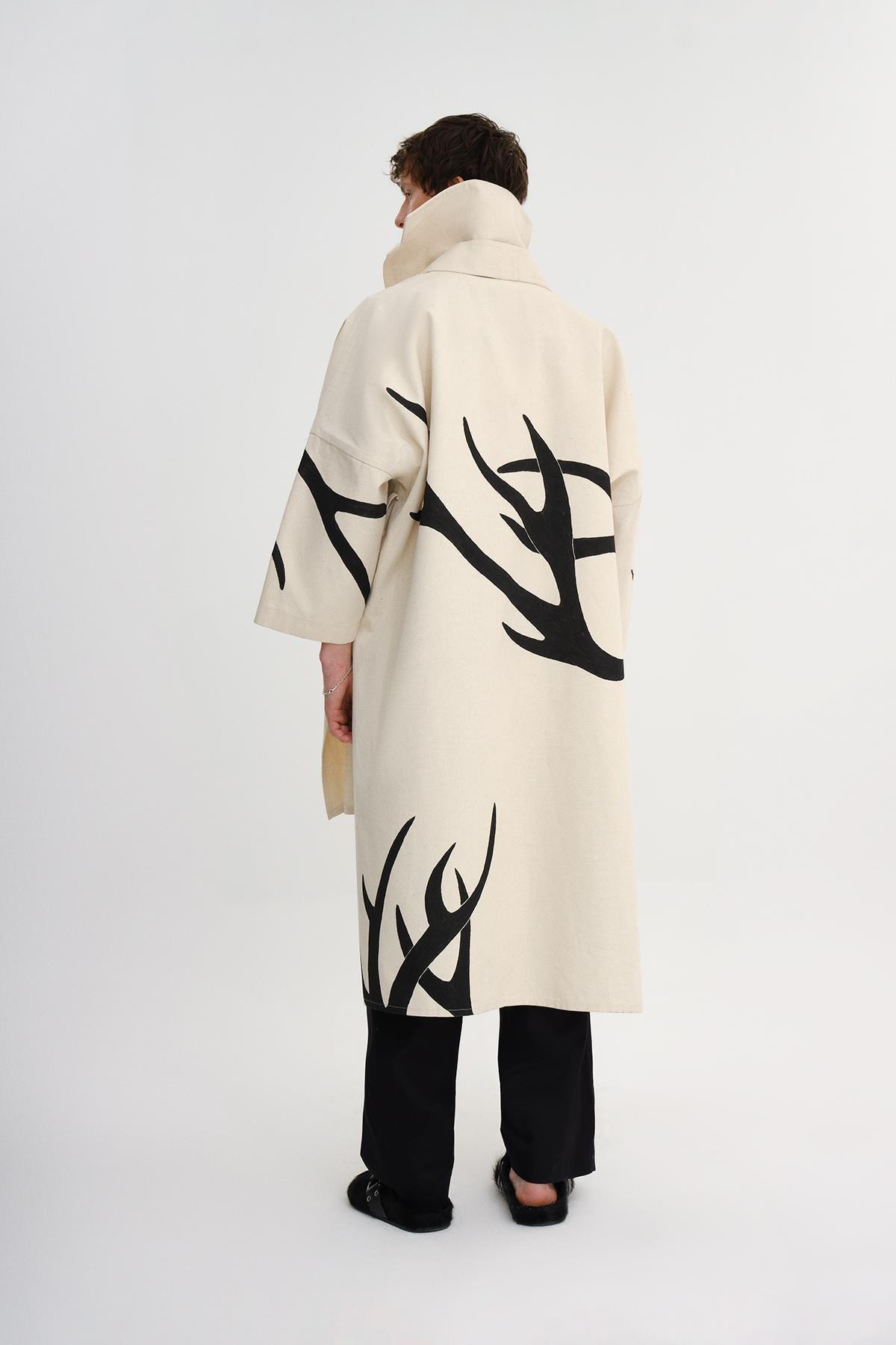 BEJ EL BOYAMASI GEYİK BOYNUZU DESENLİ MİDİ BOY UNISEX KAFTAN - MiiN