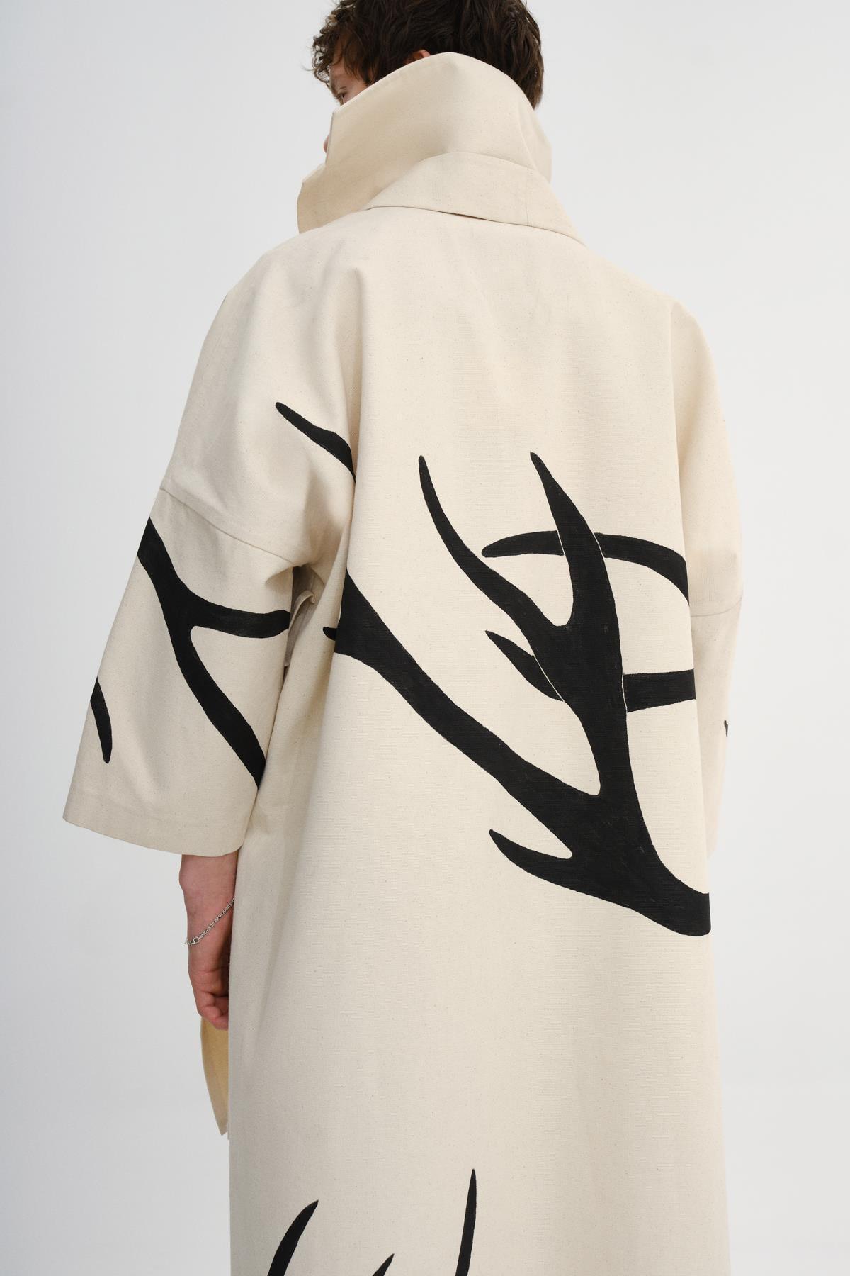 BEJ EL BOYAMASI GEYİK BOYNUZU DESENLİ MİDİ BOY UNISEX KAFTAN - MiiN