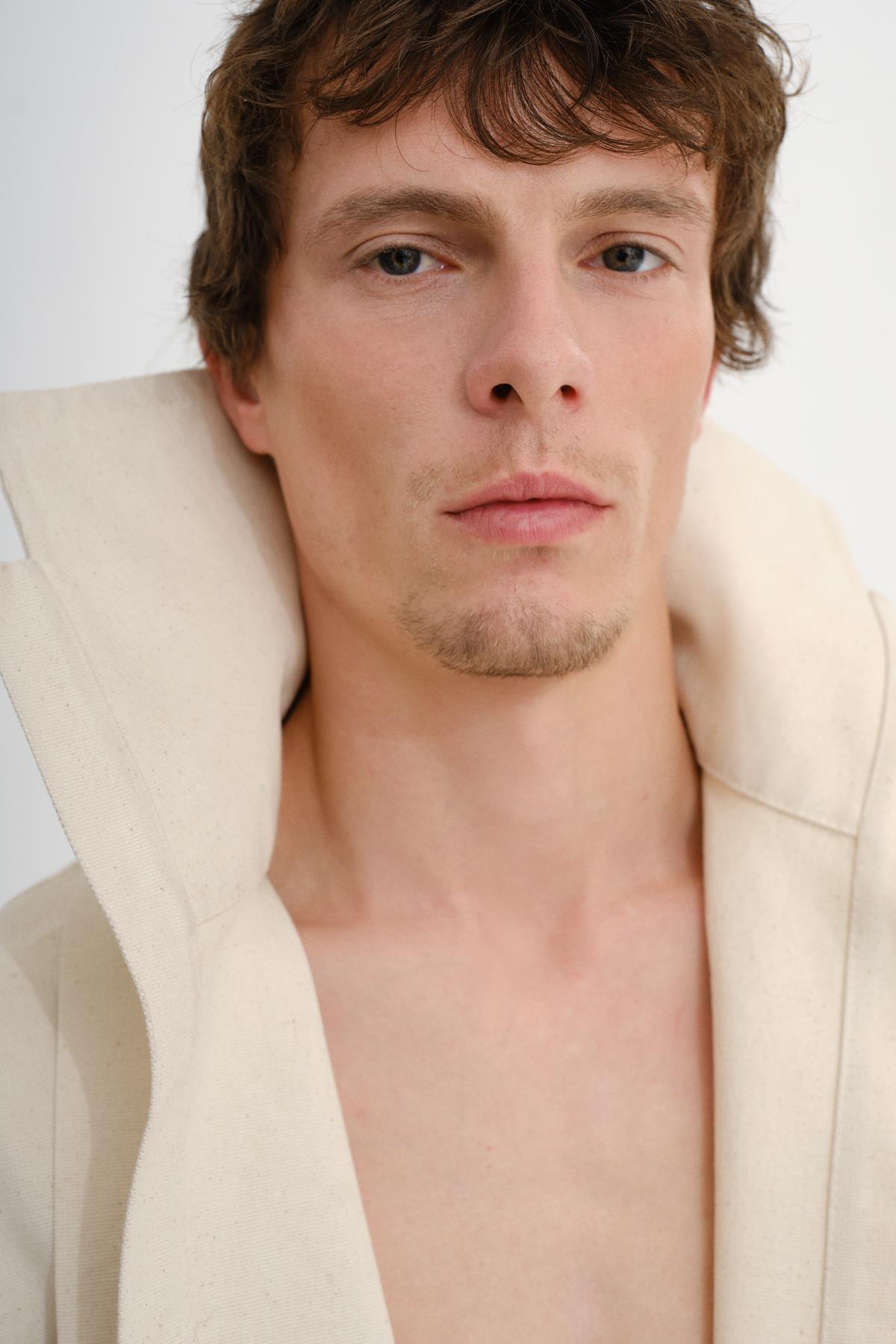 BEJ EL BOYAMASI GEYİK BOYNUZU DESENLİ MİDİ BOY UNISEX KAFTAN - MiiN