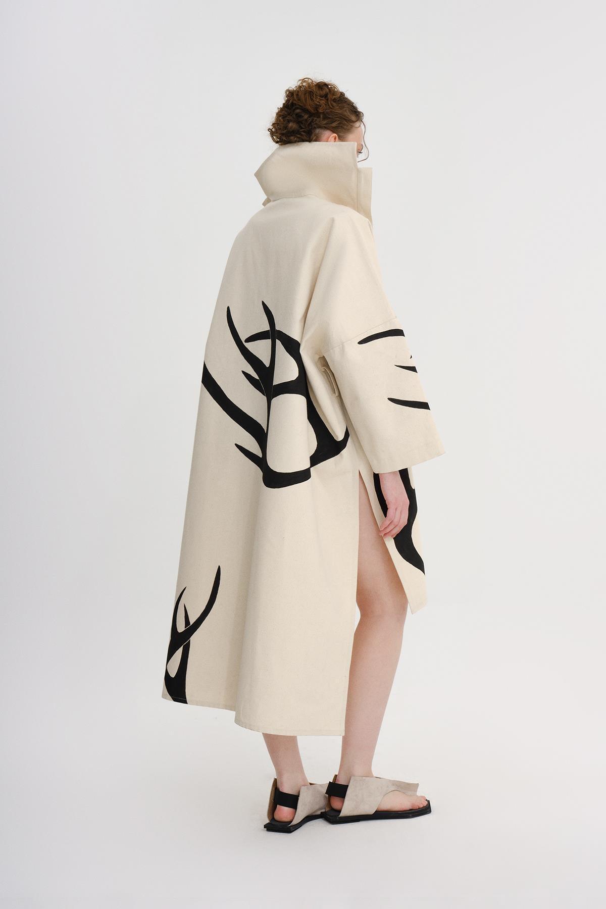 BEJ EL BOYAMASI GEYİK BOYNUZU DESENLİ MİDİ BOY UNISEX KAFTAN - MiiN