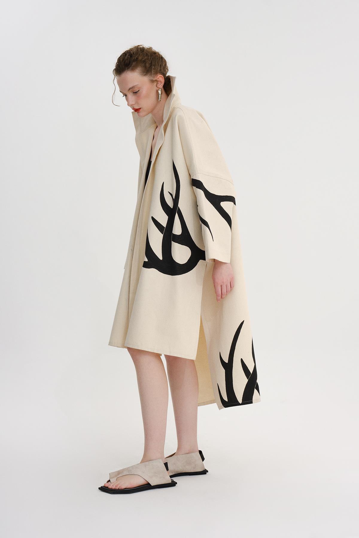 BEJ EL BOYAMASI GEYİK BOYNUZU DESENLİ MİDİ BOY UNISEX KAFTAN - MiiN