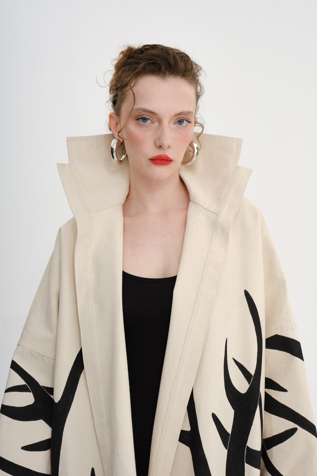 BEJ EL BOYAMASI GEYİK BOYNUZU DESENLİ MİDİ BOY UNISEX KAFTAN - MiiN