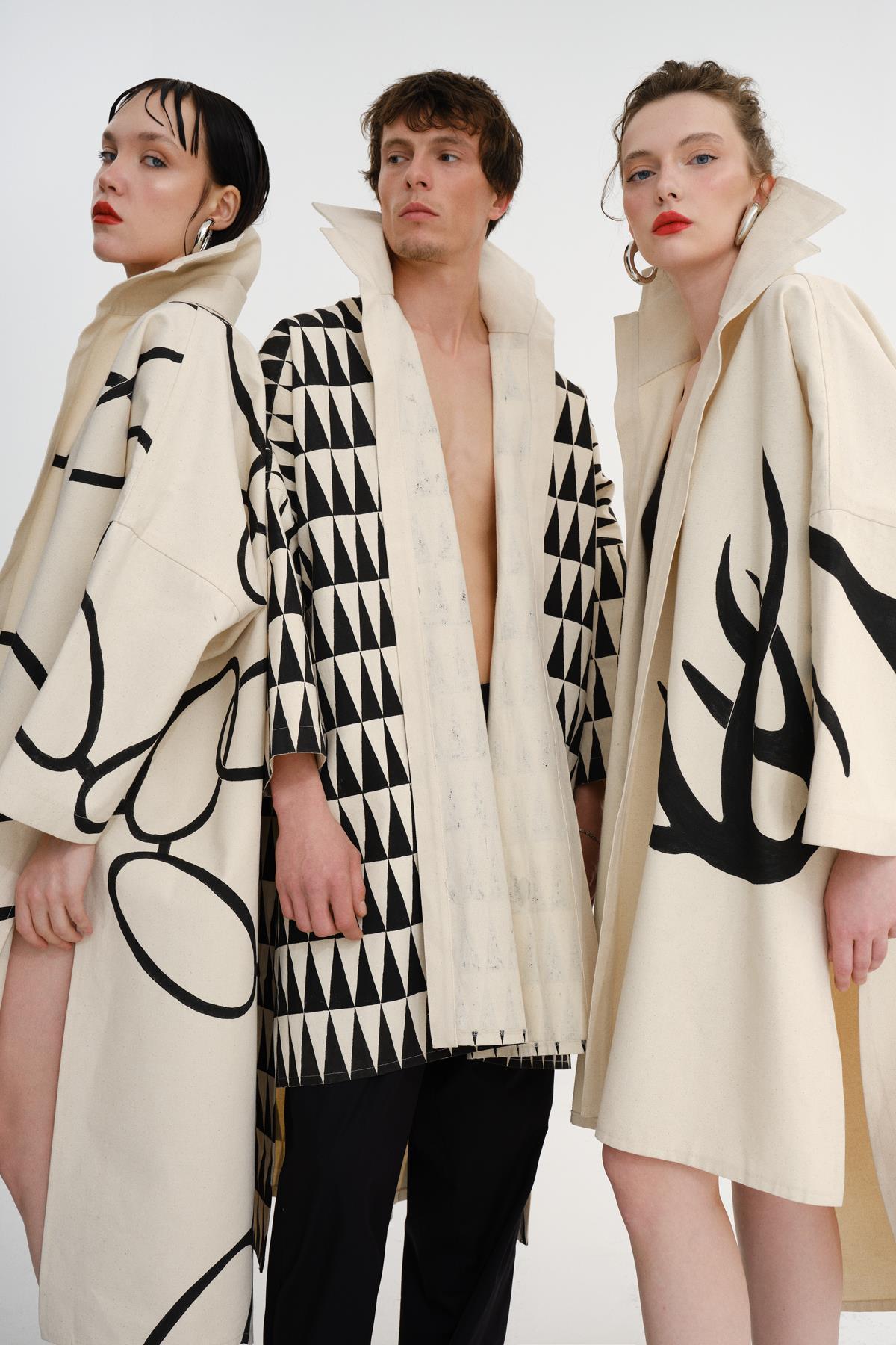 BEJ EL BOYAMASI GEYİK BOYNUZU DESENLİ MİDİ BOY UNISEX KAFTAN - MiiN