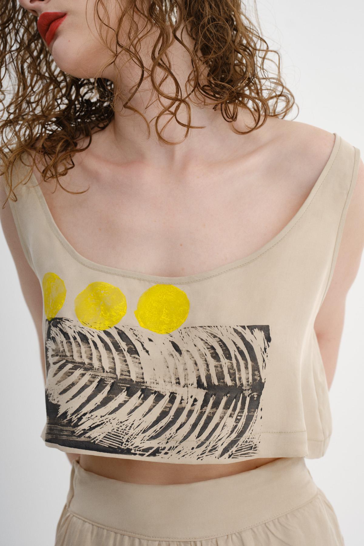 BEJ YAPRAK BASKILI ASKILI CROP TOP - MİİN