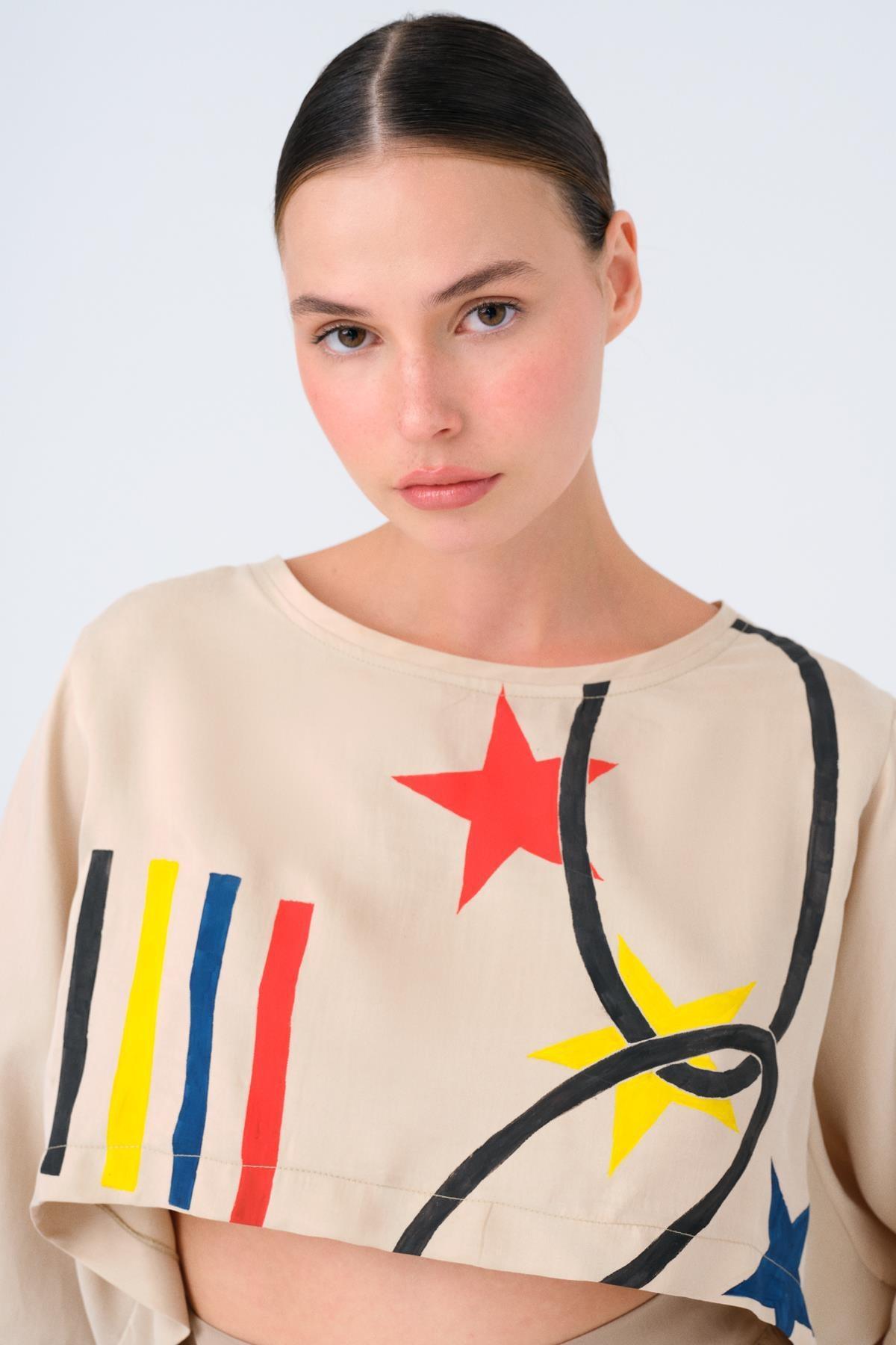 BEJ YUVARLAK YAKA DESENLİ OVERSIZE CROP TOP - MİİN