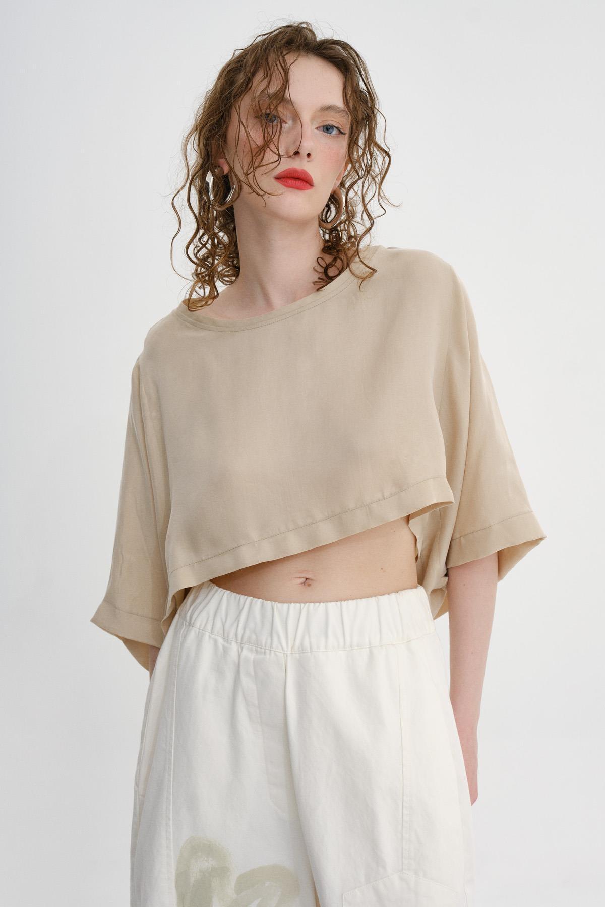 BEJ YUVARLAK YAKA OVERSIZE CROP TOP - MİİN