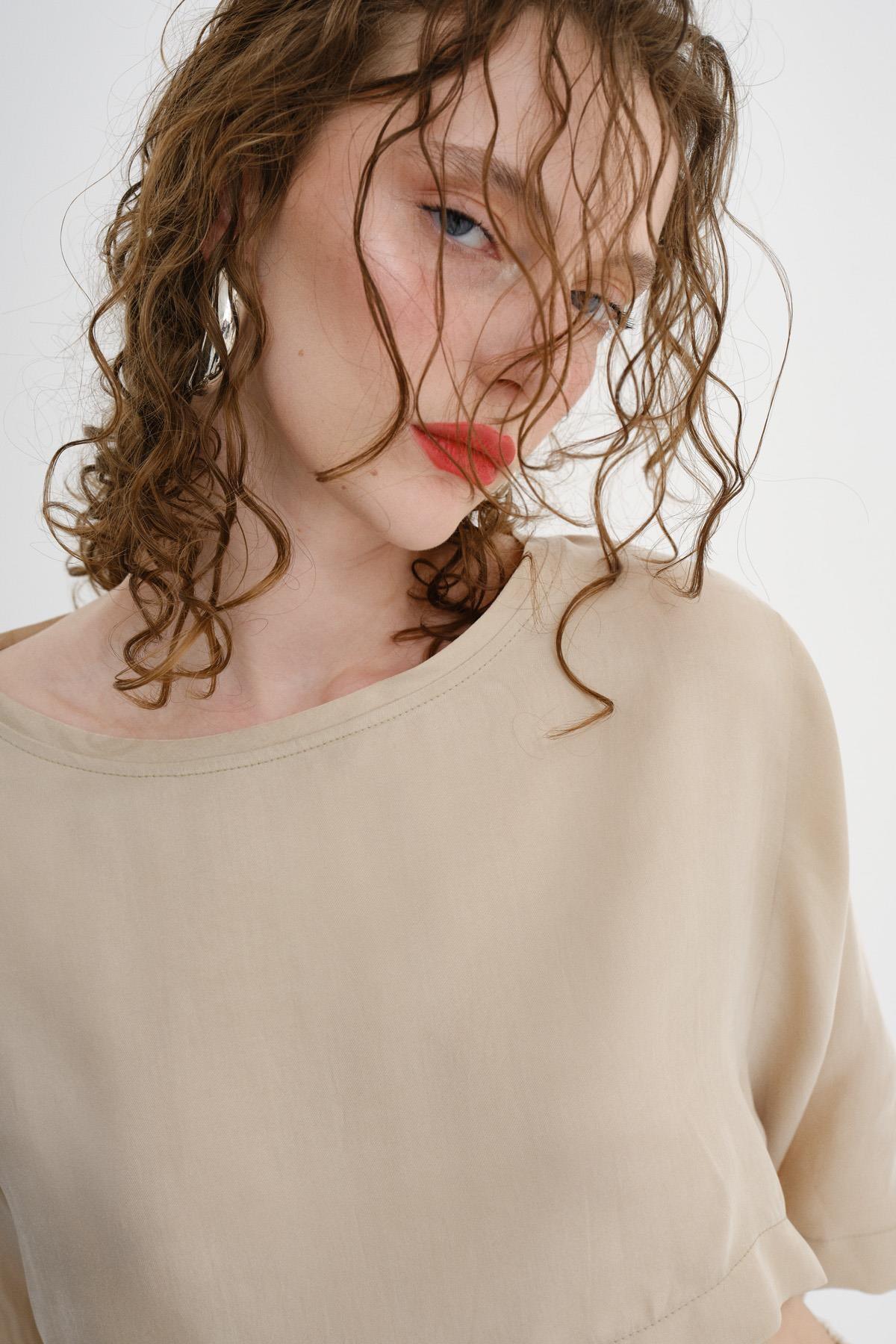 BEJ YUVARLAK YAKA OVERSIZE CROP TOP - MİİN