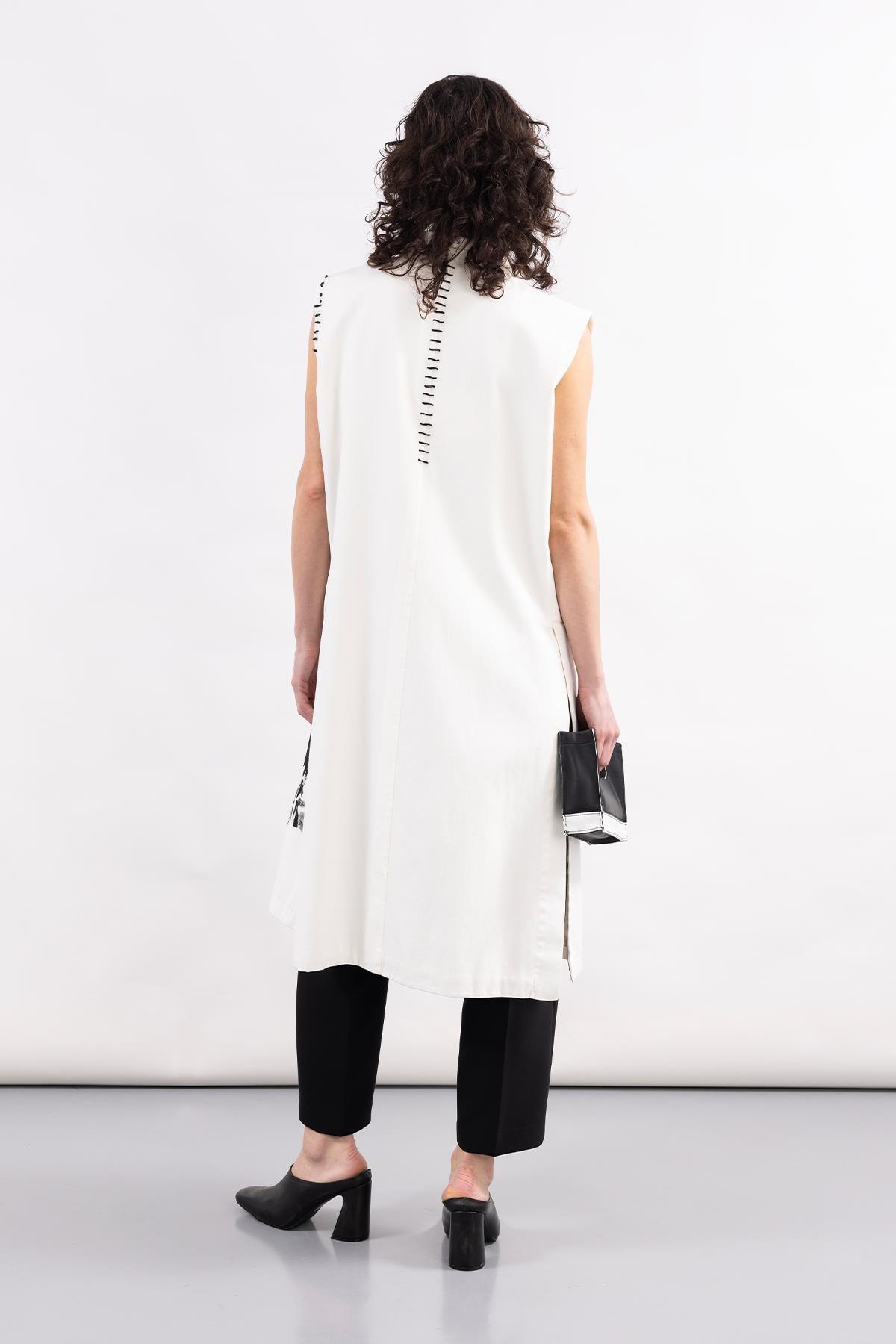 BEYAZ EL İŞLEMELİ ÇİÇEK DESEN EL BOYAMASI GABARDİN YELEK - MiiN