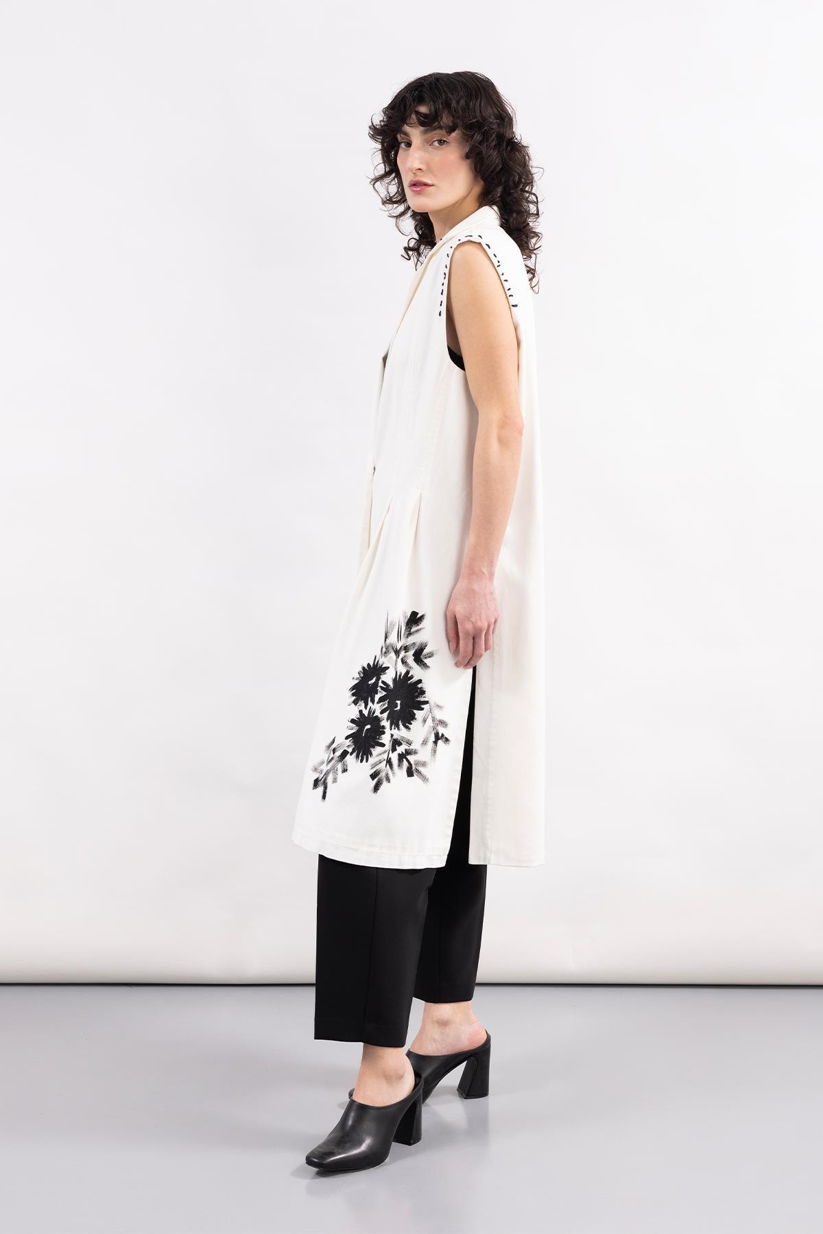 BEYAZ EL İŞLEMELİ ÇİÇEK DESEN EL BOYAMASI GABARDİN YELEK - MiiN