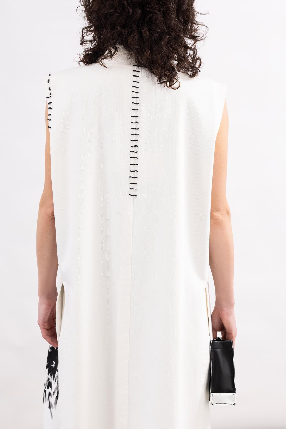 BEYAZ EL İŞLEMELİ ÇİÇEK DESEN EL BOYAMASI GABARDİN YELEK - MiiN