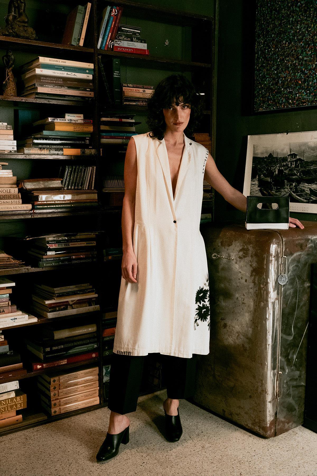 BEYAZ EL İŞLEMELİ ÇİÇEK DESEN EL BOYAMASI GABARDİN YELEK - MiiN