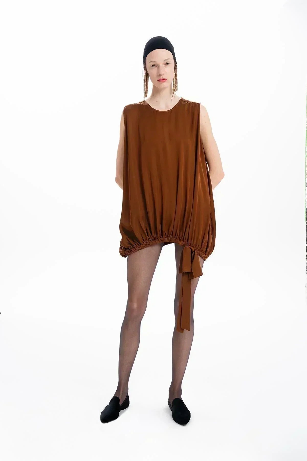 KAHVERENGİ KOLSUZ BÜZGÜ DETAYLI BLUZ