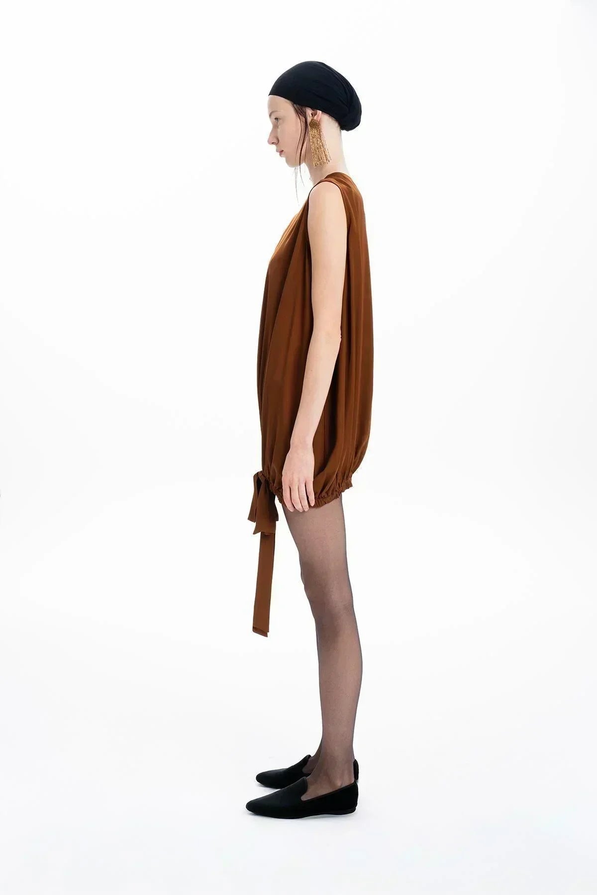 KAHVERENGİ KOLSUZ BÜZGÜ DETAYLI BLUZ