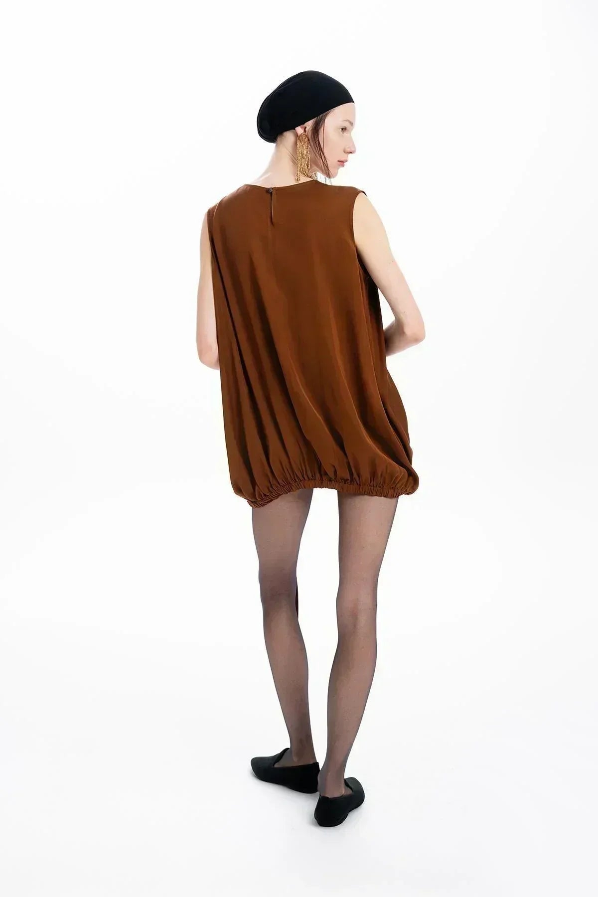 KAHVERENGİ KOLSUZ BÜZGÜ DETAYLI BLUZ