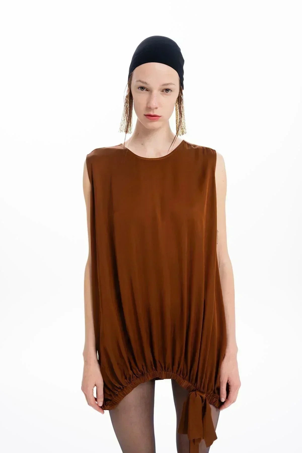 KAHVERENGİ KOLSUZ BÜZGÜ DETAYLI BLUZ