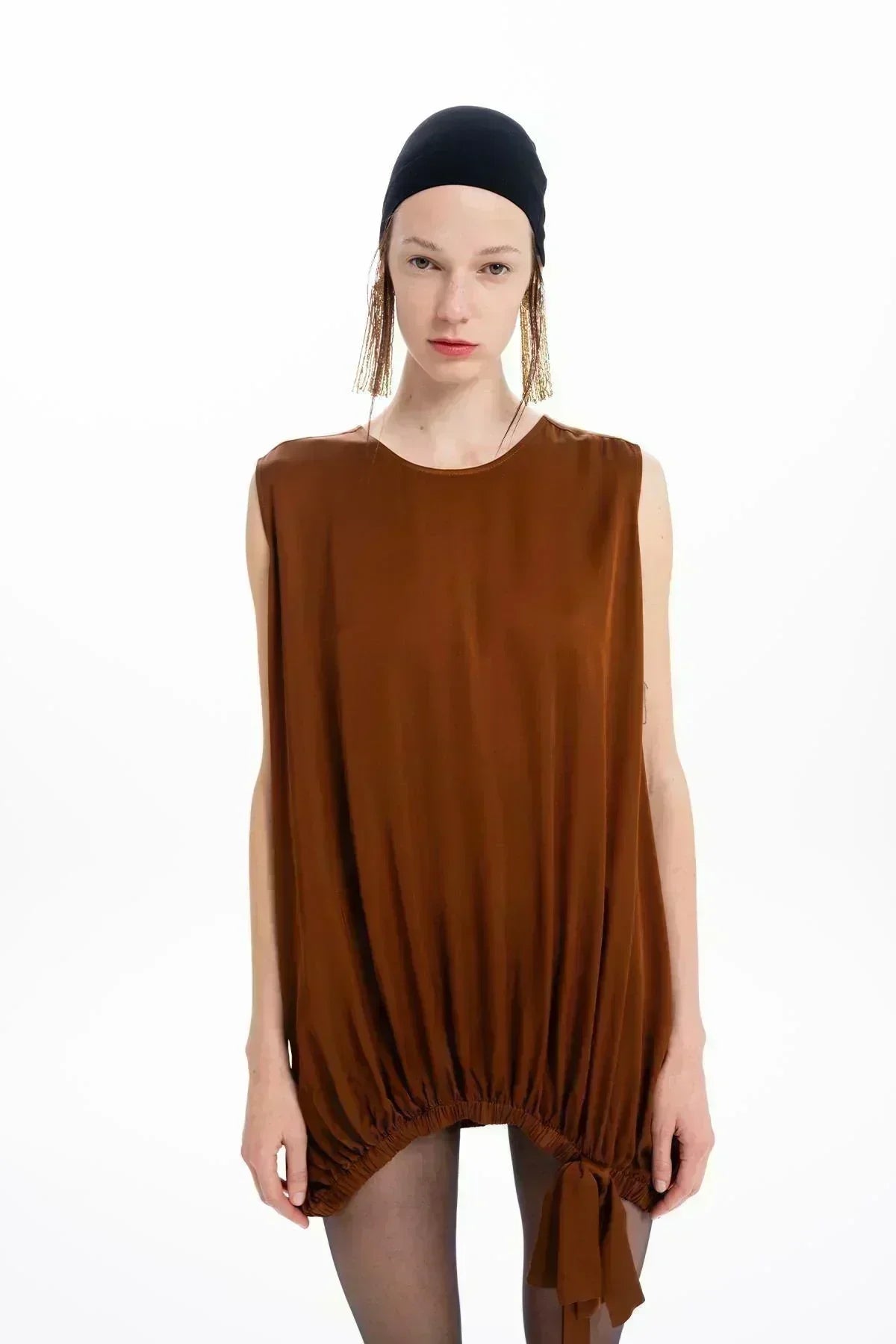 KAHVERENGİ KOLSUZ BÜZGÜ DETAYLI BLUZ - MiiN