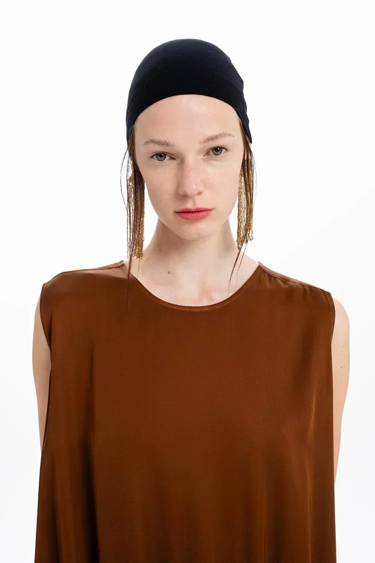 KAHVERENGİ KOLSUZ BÜZGÜ DETAYLI BLUZ