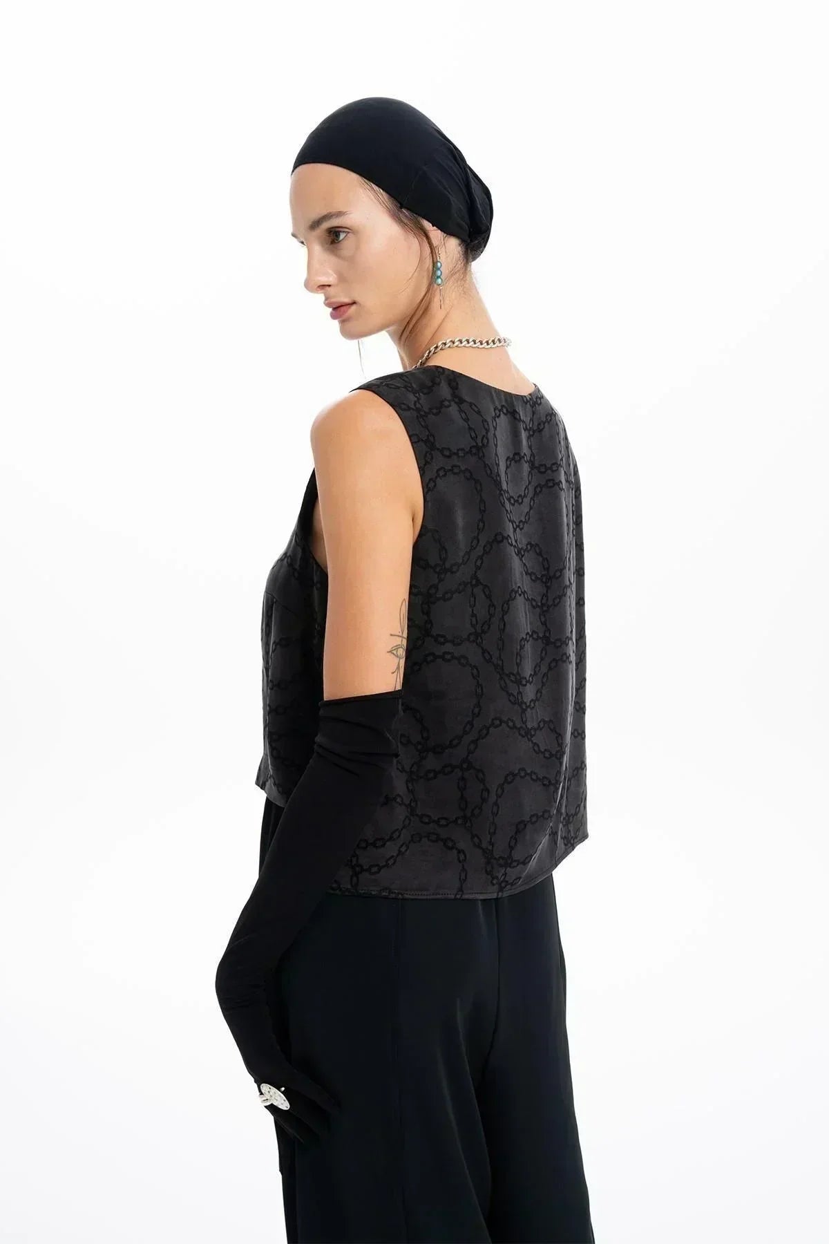 BLACK CHAIN PATTERNED SLEEVELESS BLOUSE