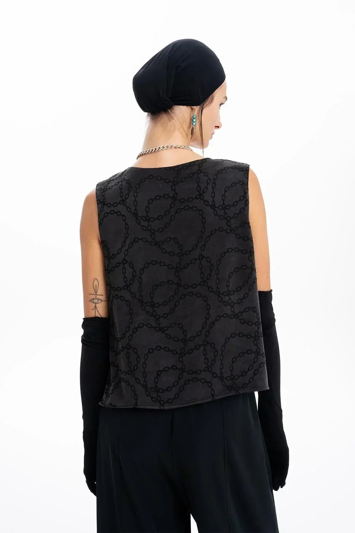 BLACK CHAIN PATTERNED SLEEVELESS BLOUSE