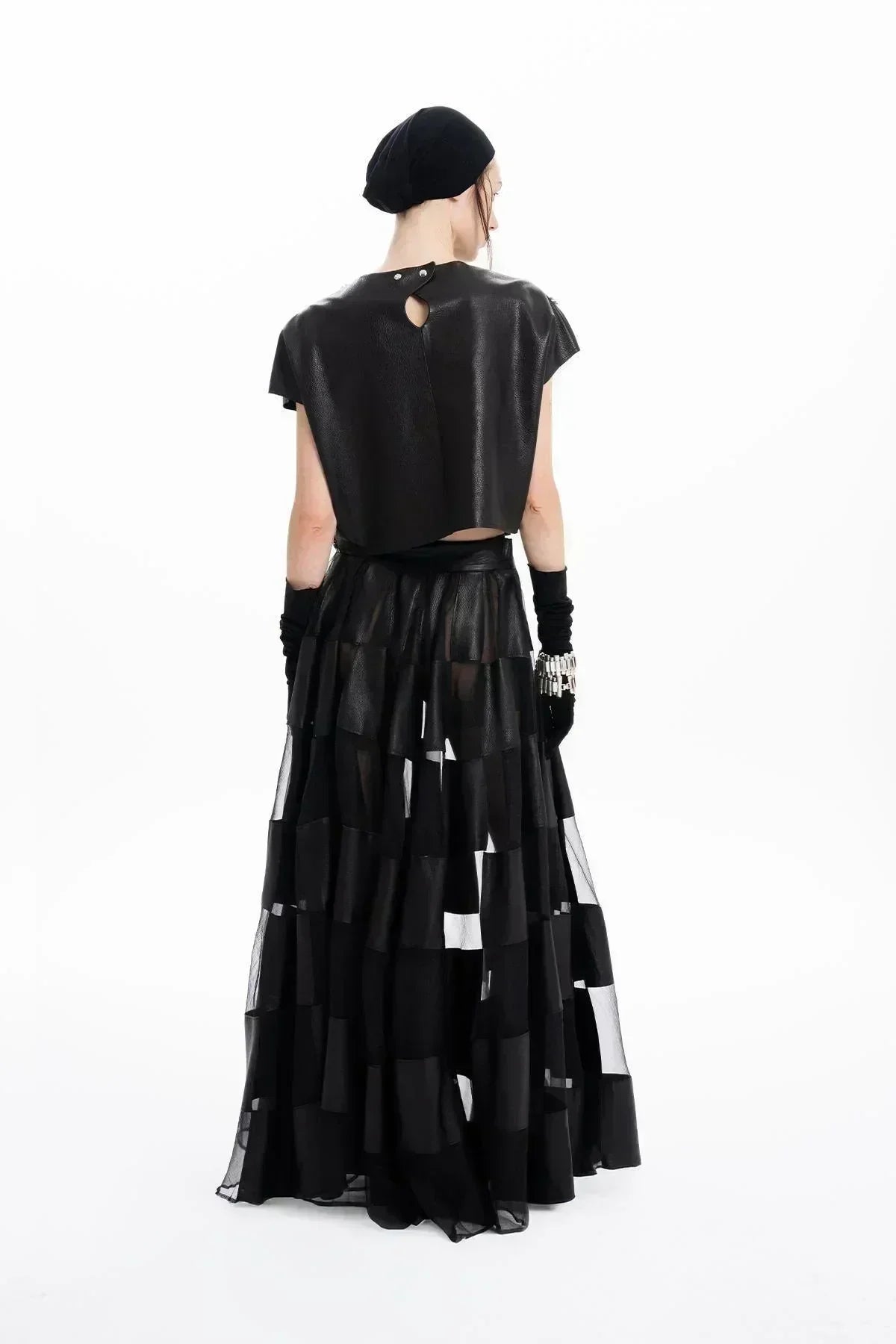 SİYAH DERİ EL İŞLEMELİ BONCUKLU KISA KOLLU BLUZ