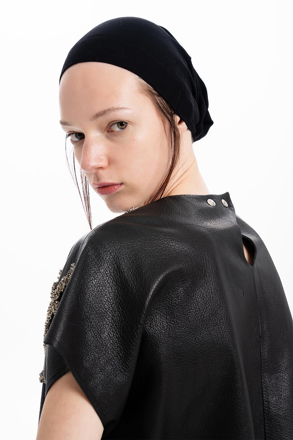 SİYAH DERİ EL İŞLEMELİ BONCUKLU KISA KOLLU BLUZ