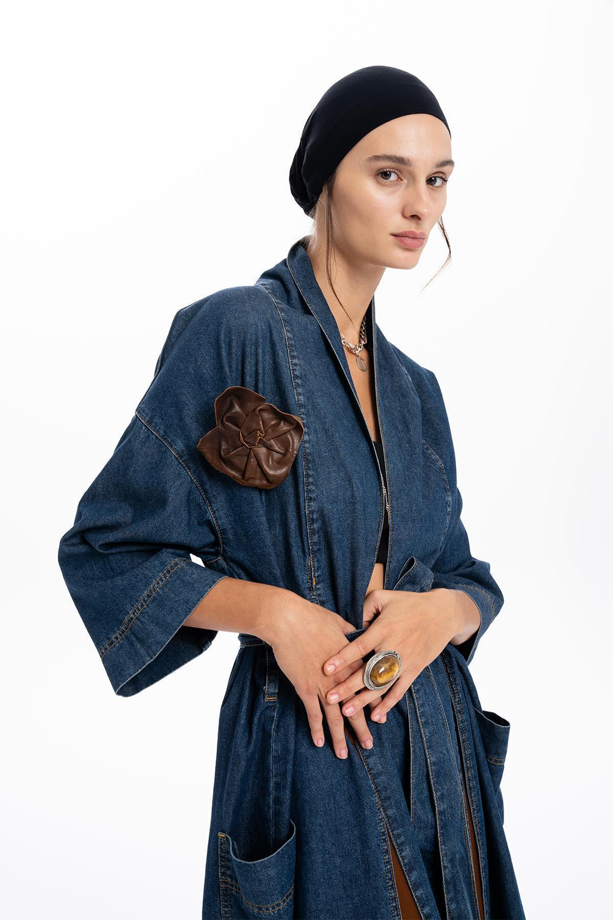 DERİ GÜL APLİKELİ KEMERLİ UZUN DENIM KAP