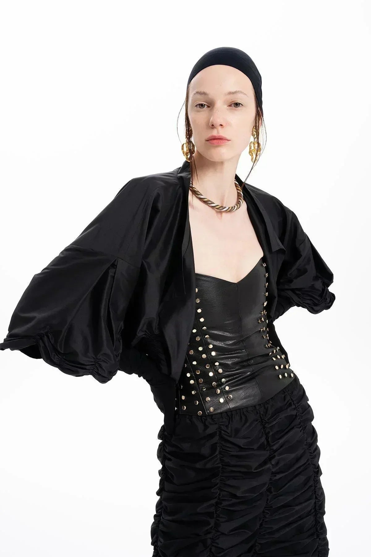 SİYAH TAFTA BÜZGÜLÜ CROP CEKET