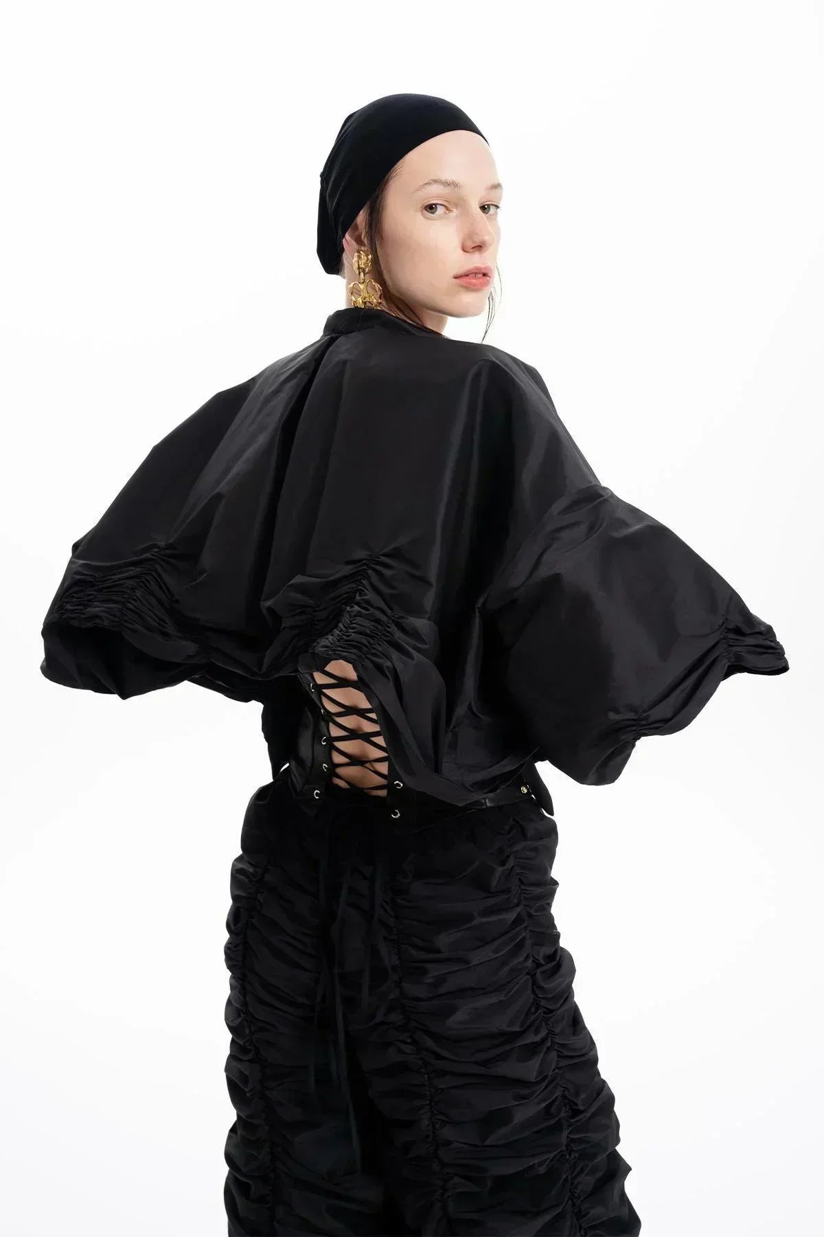 SİYAH TAFTA BÜZGÜLÜ CROP CEKET