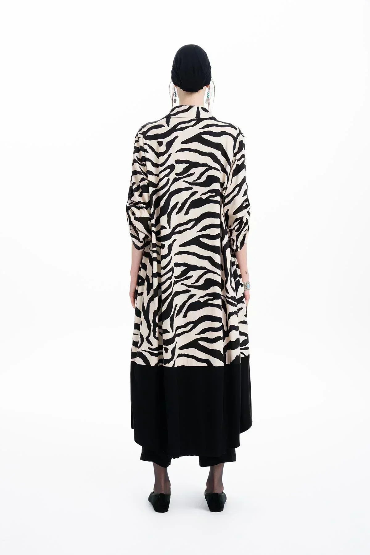SİYAH BEJ ZEBRA DESENLİ UZUN OVERSİZE KAP