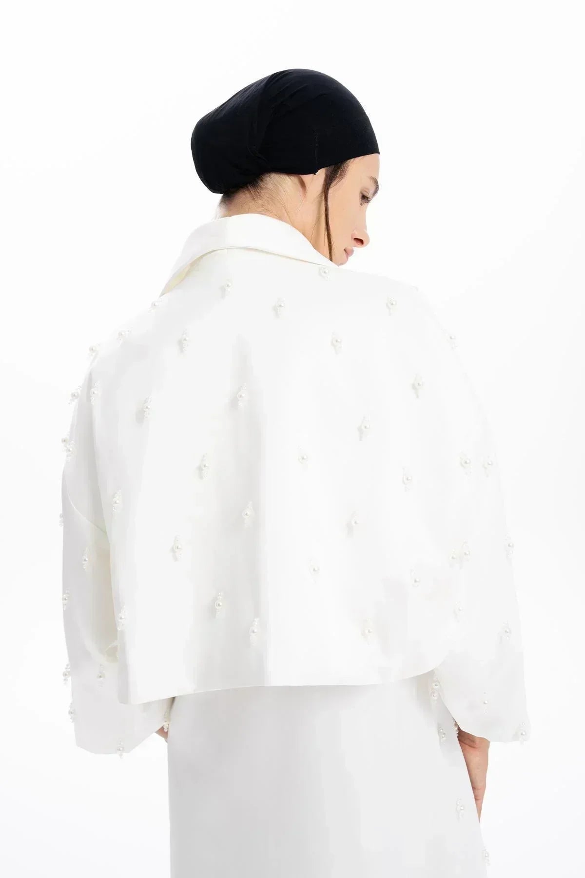 BEYAZ EL İŞLEMELİ BONCUKLU CROP CEKET - MiiN