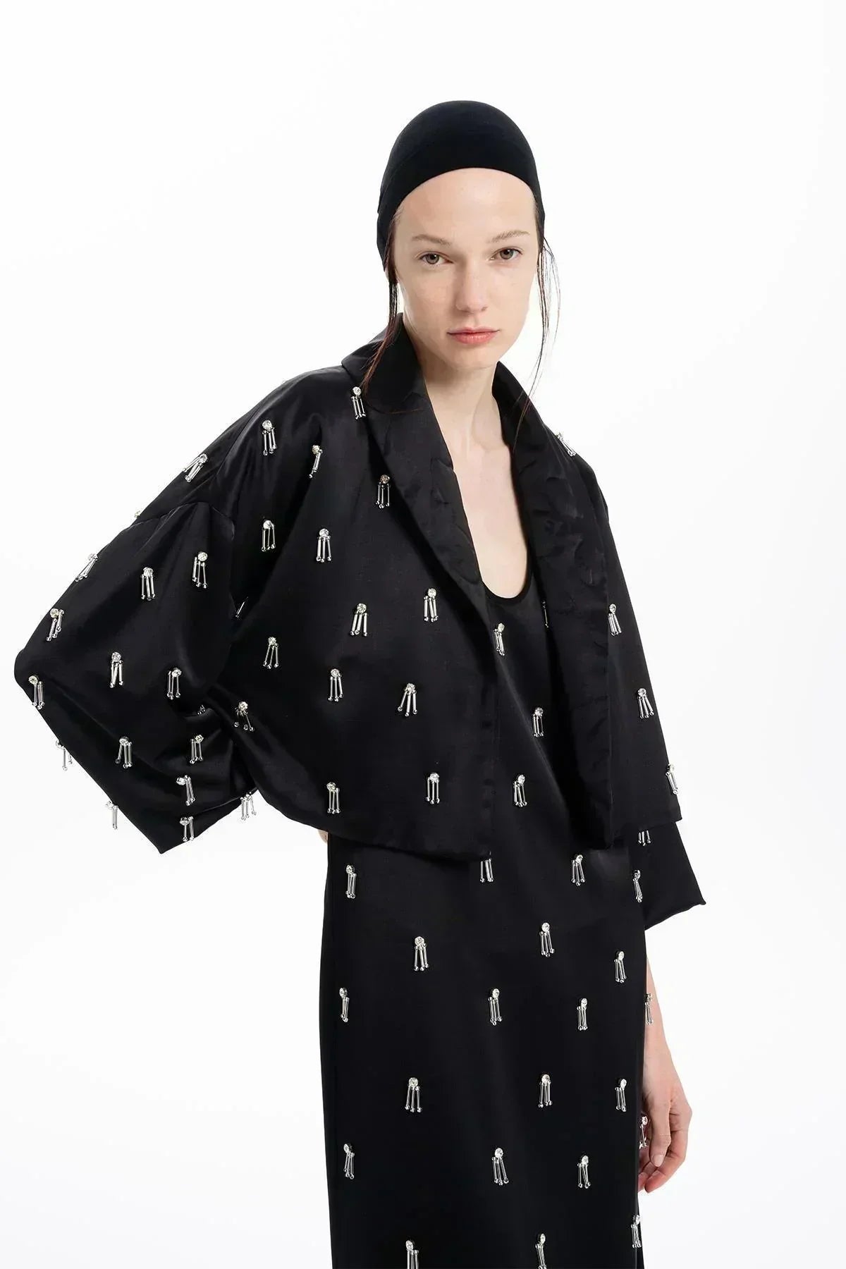 SİYAH EL İŞLEMELİ BONCUKLU CROP CEKET