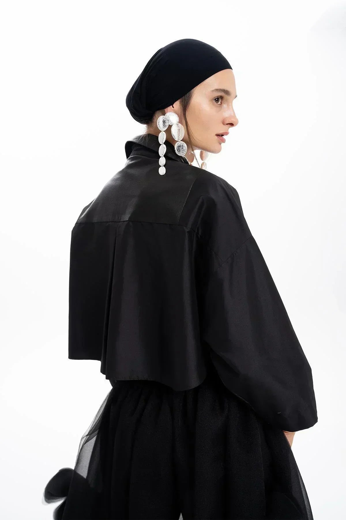SİYAH DERİ TAFTA TASARIMLI OVERSIZE CROP GÖMLEK