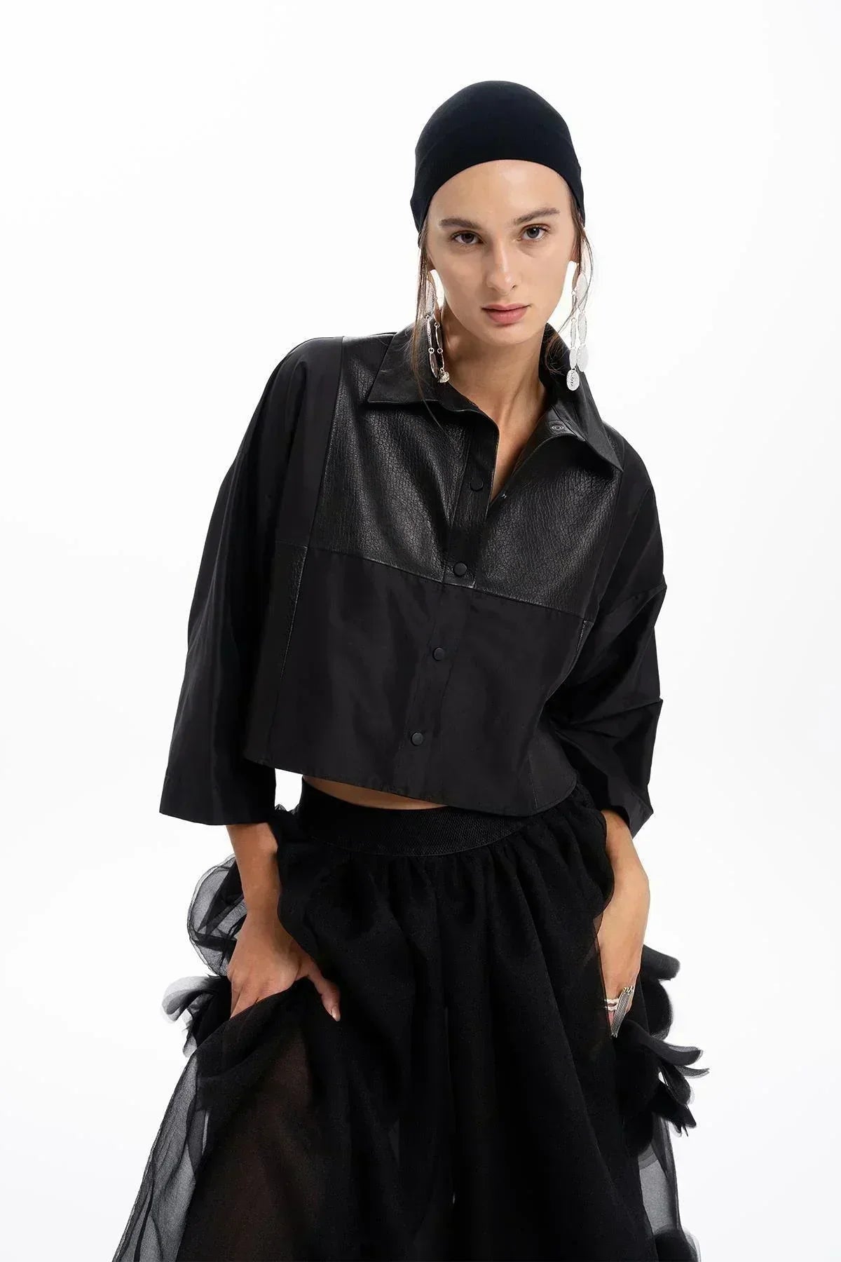 SİYAH DERİ TAFTA TASARIMLI OVERSIZE CROP GÖMLEK