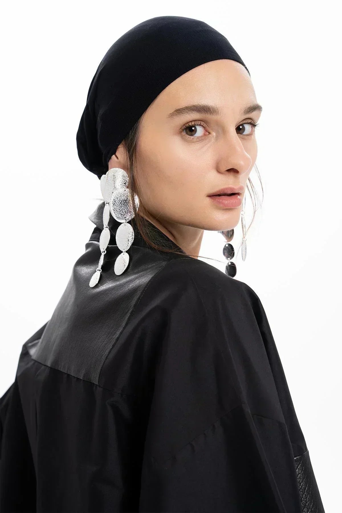 SİYAH DERİ TAFTA TASARIMLI OVERSIZE CROP GÖMLEK