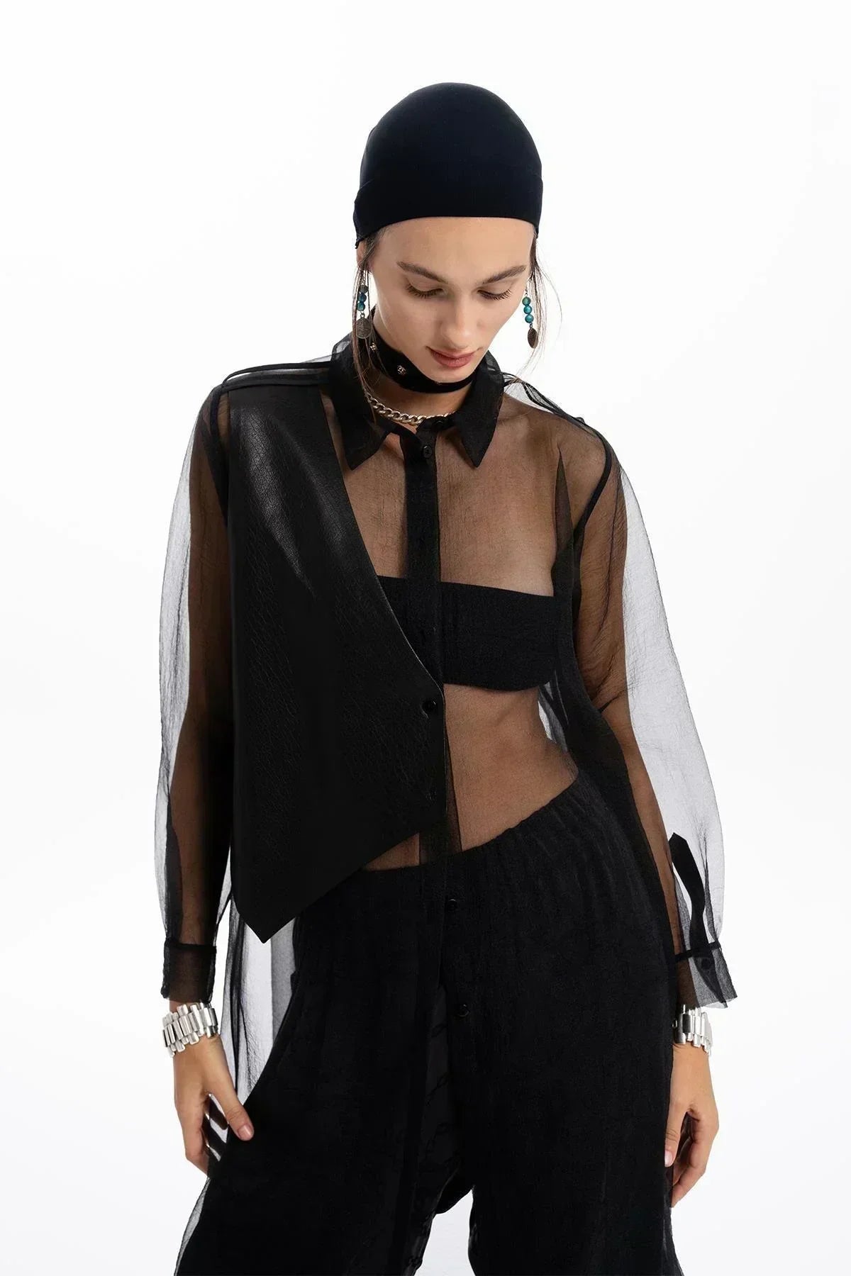 SİYAH DERİ DETAYLI ORGANZE TRANSPARAN GÖMLEK