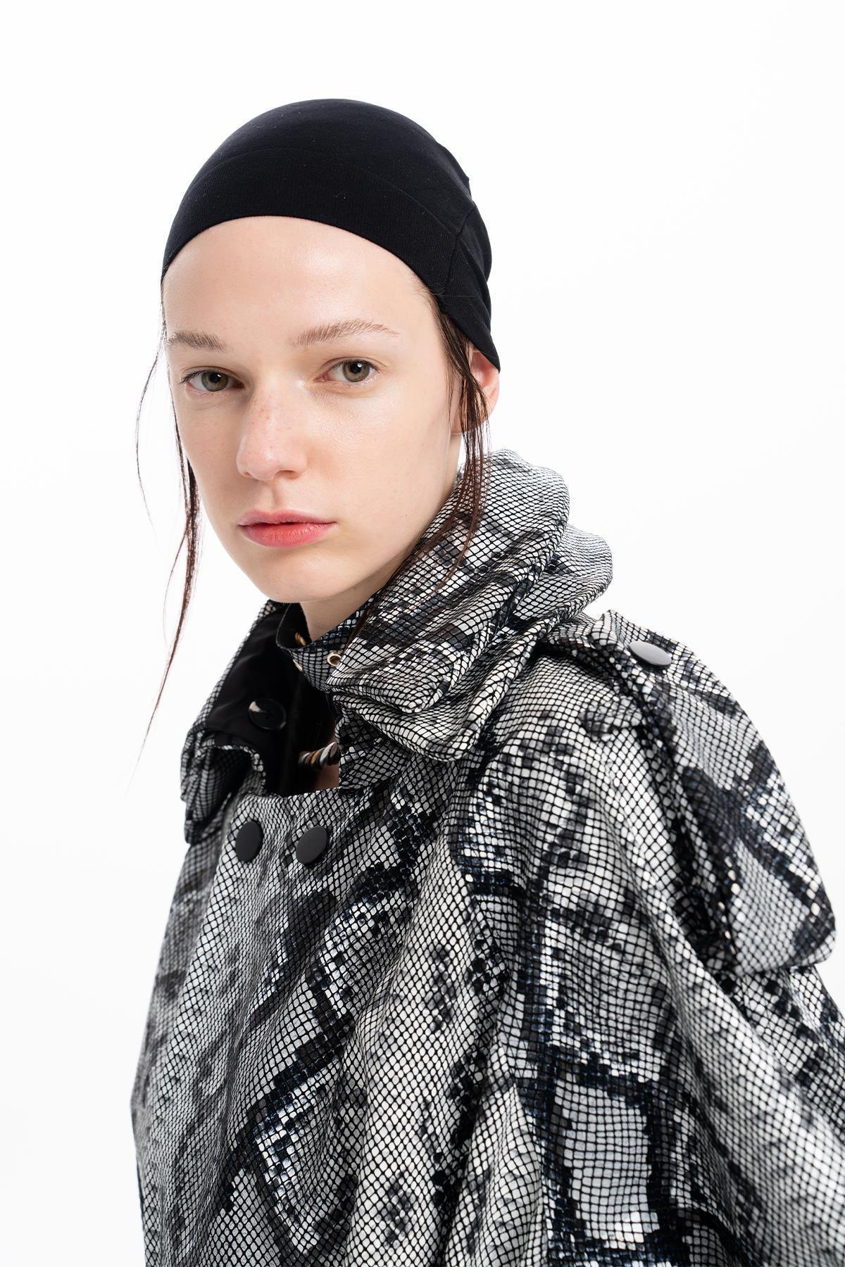 SİYAH BEYAZ PİTON BASKILI DERİ UZUN TRENÇKOT