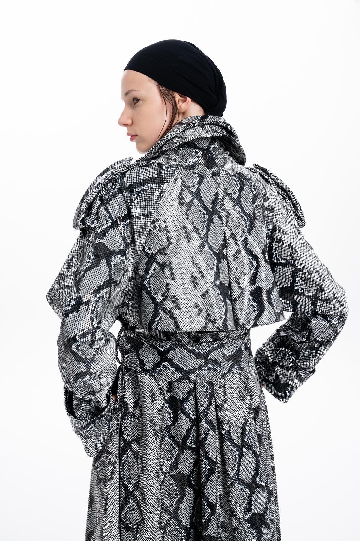 SİYAH BEYAZ PİTON BASKILI DERİ UZUN TRENÇKOT