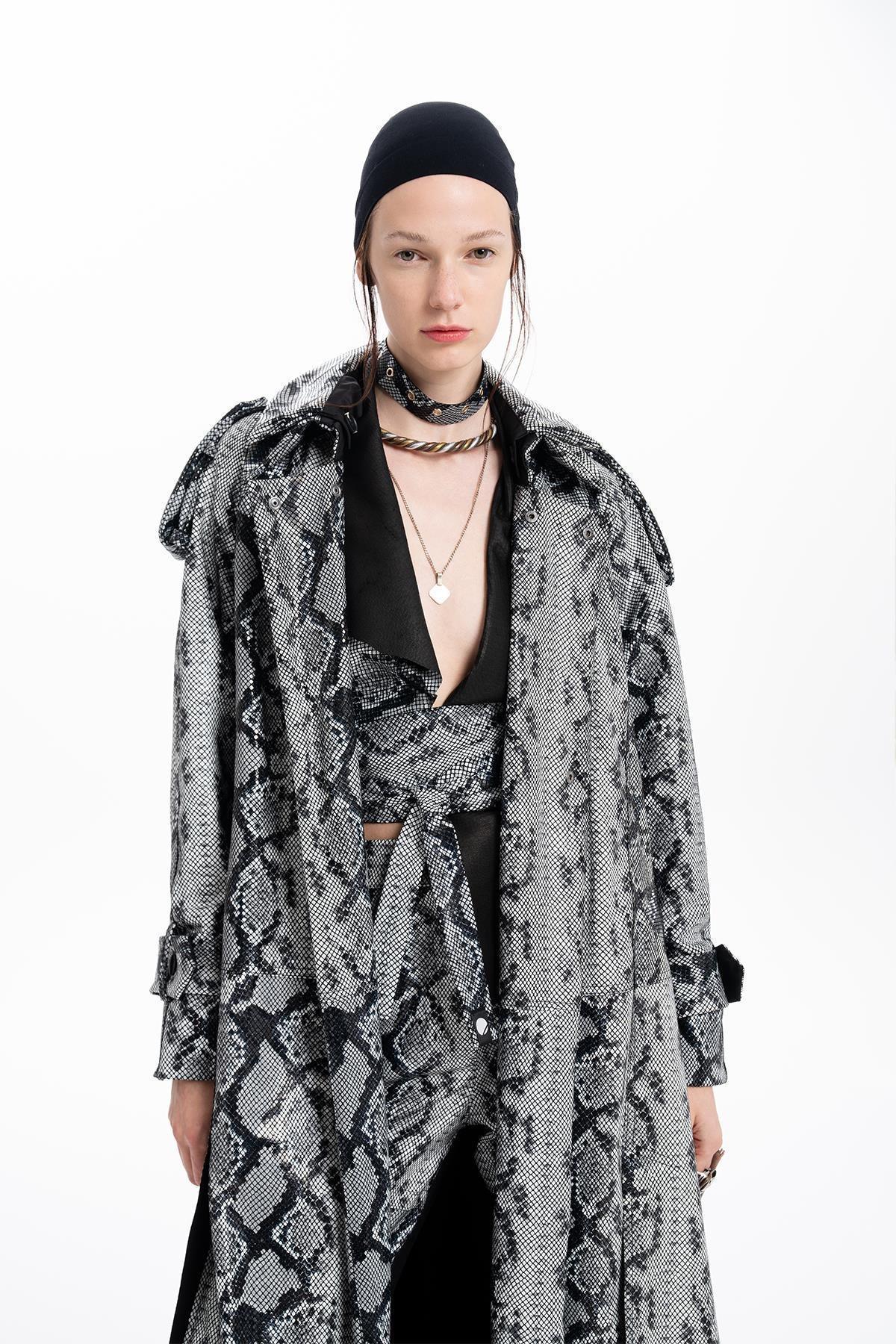 SİYAH BEYAZ PİTON BASKILI DERİ UZUN TRENÇKOT - MiiN