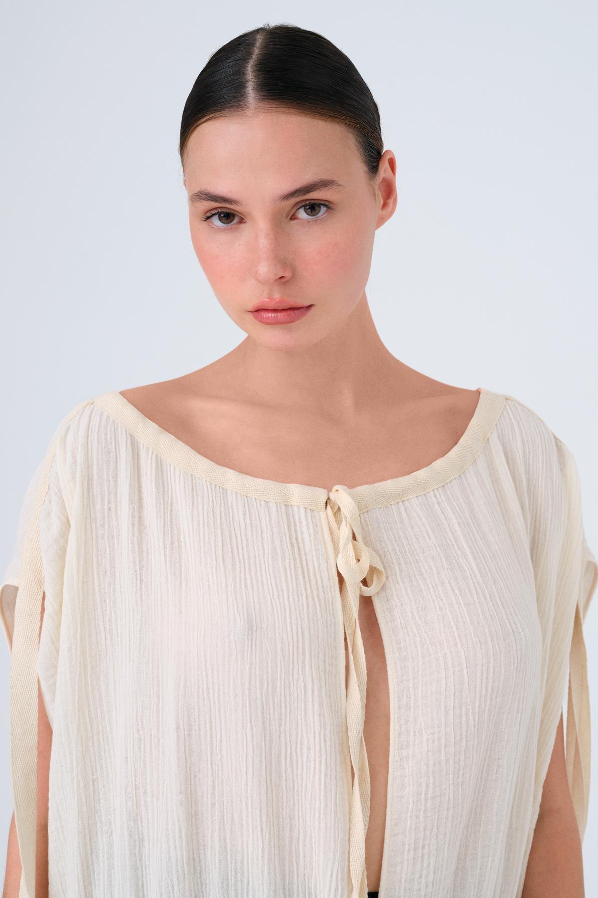 KREM KIRMIZI DİKİŞ DETAYLI BAĞCIKLI MÜSLİN KAFTAN - MİİN