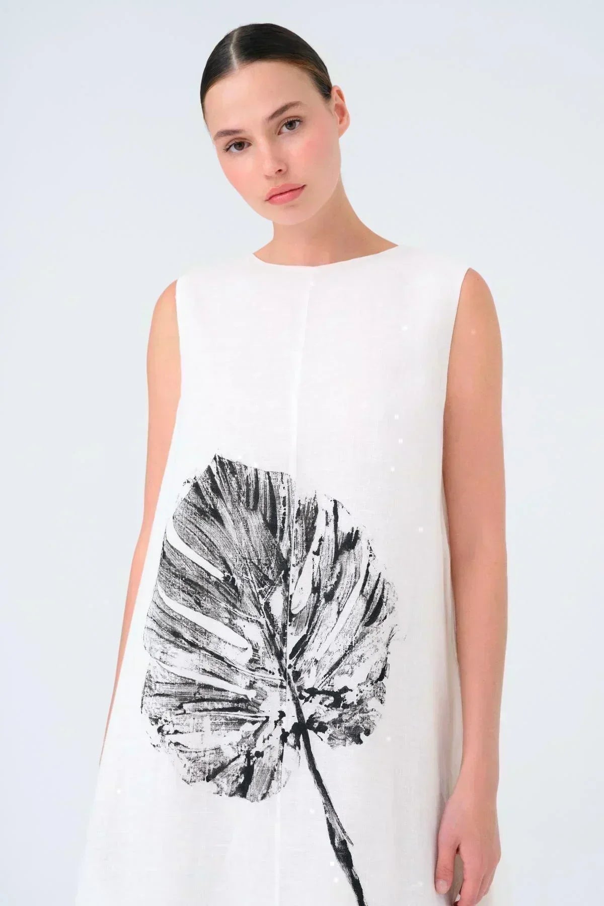 BEYAZ YAPRAK BASKILI ASİMETRİK KESİM KETEN MİDİ ELBİSE