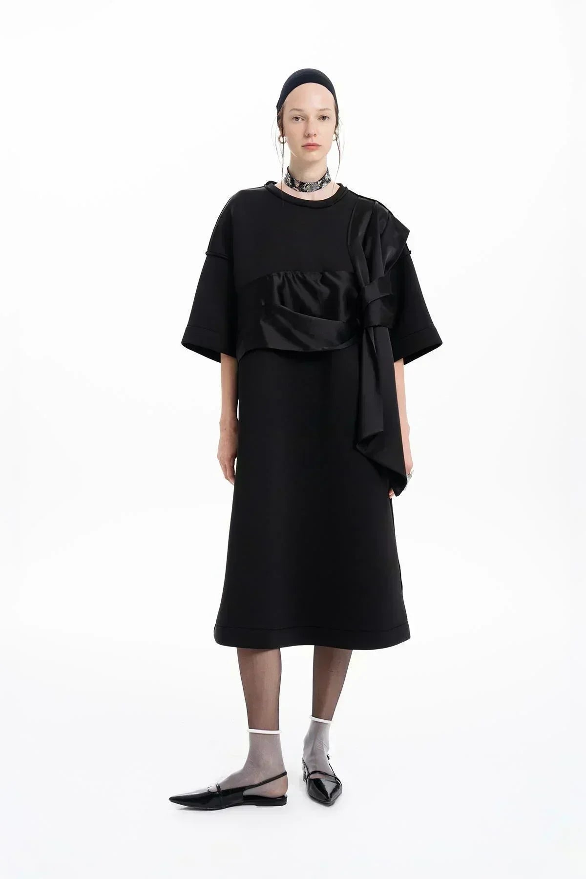 SİYAH OMUZU DÜĞÜMLÜ DRAPE DETAYLI MİDİ ELBİSE