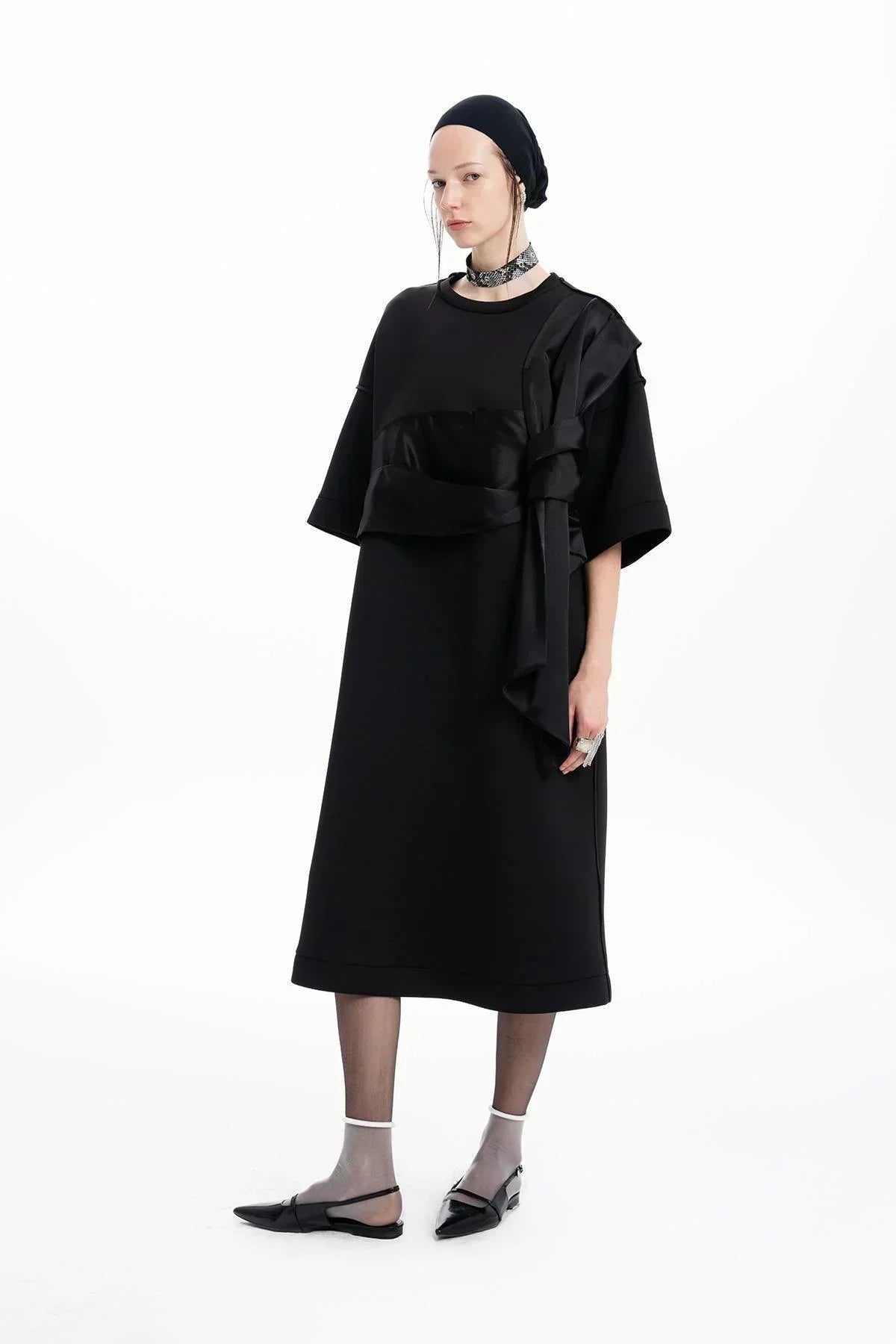 SİYAH OMUZU DÜĞÜMLÜ DRAPE DETAYLI MİDİ ELBİSE