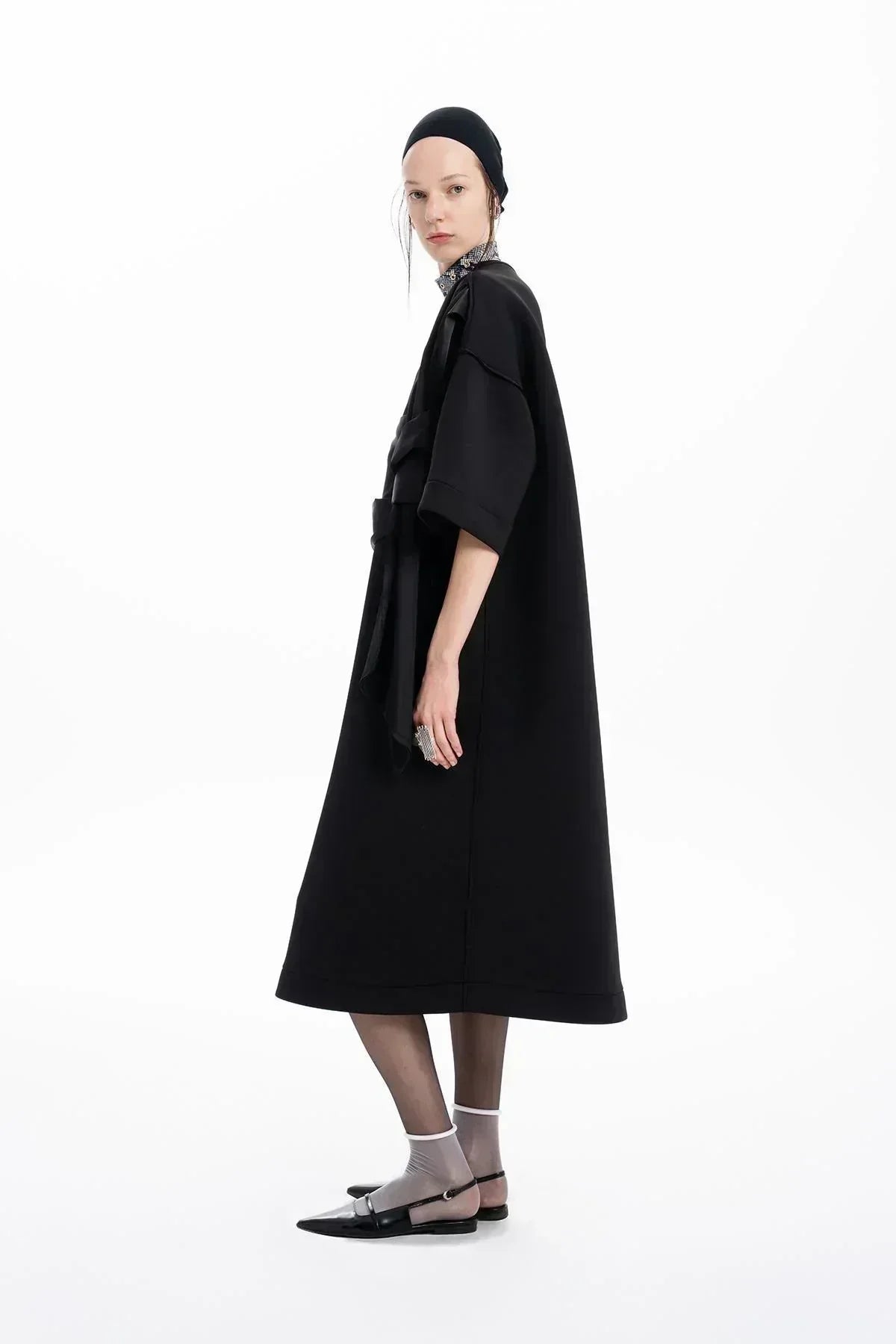 SİYAH OMUZU DÜĞÜMLÜ DRAPE DETAYLI MİDİ ELBİSE