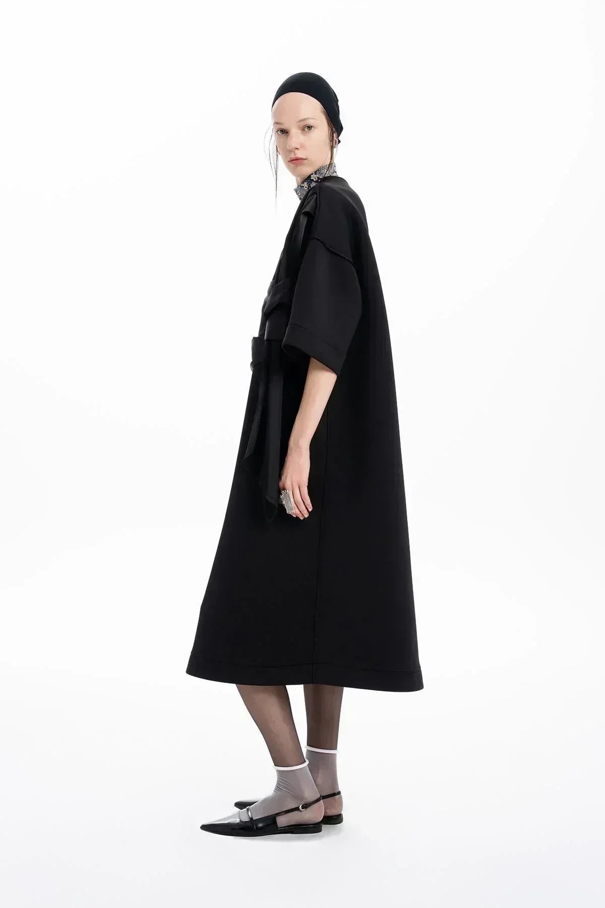 SİYAH OMUZU DÜĞÜMLÜ DRAPE DETAYLI MİDİ ELBİSE