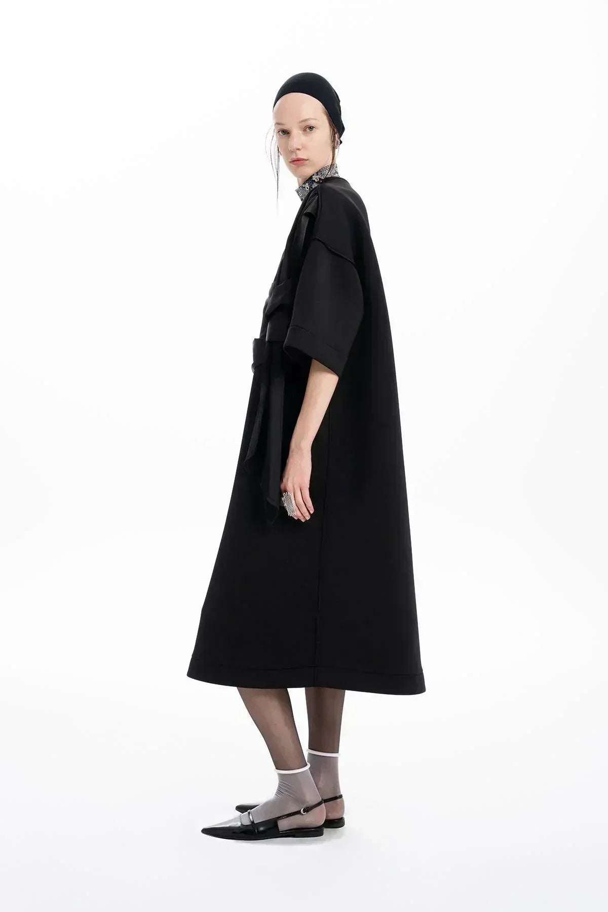 SİYAH OMUZU DÜĞÜMLÜ DRAPE DETAYLI MİDİ ELBİSE