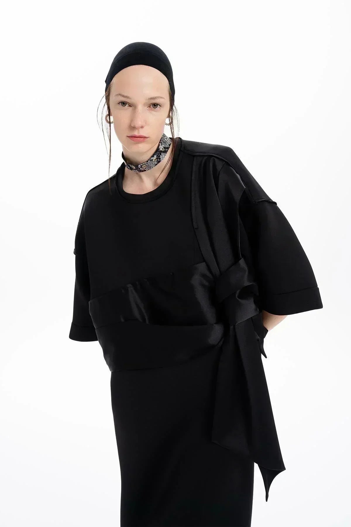 SİYAH OMUZU DÜĞÜMLÜ DRAPE DETAYLI MİDİ ELBİSE - MiiN